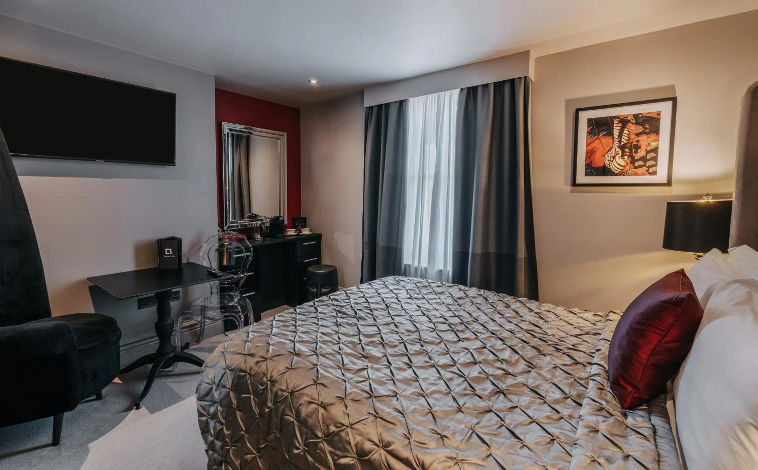 Bedroom, Bed in Square Townhouse