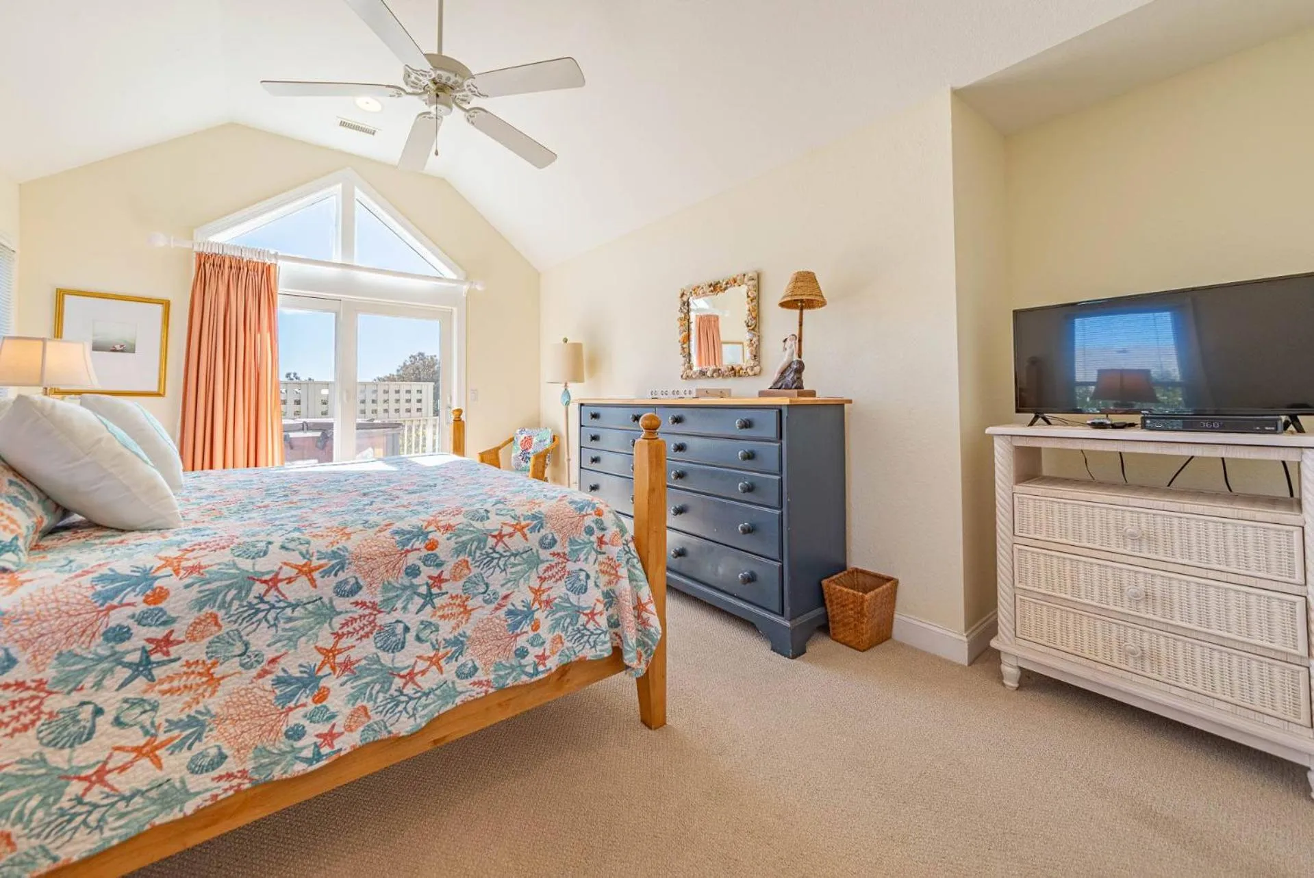 Bed in Crow's Nest - Corolla, Crown Point, 150 Yds to Beach, Hot Tub, Community Pool, Pets OK