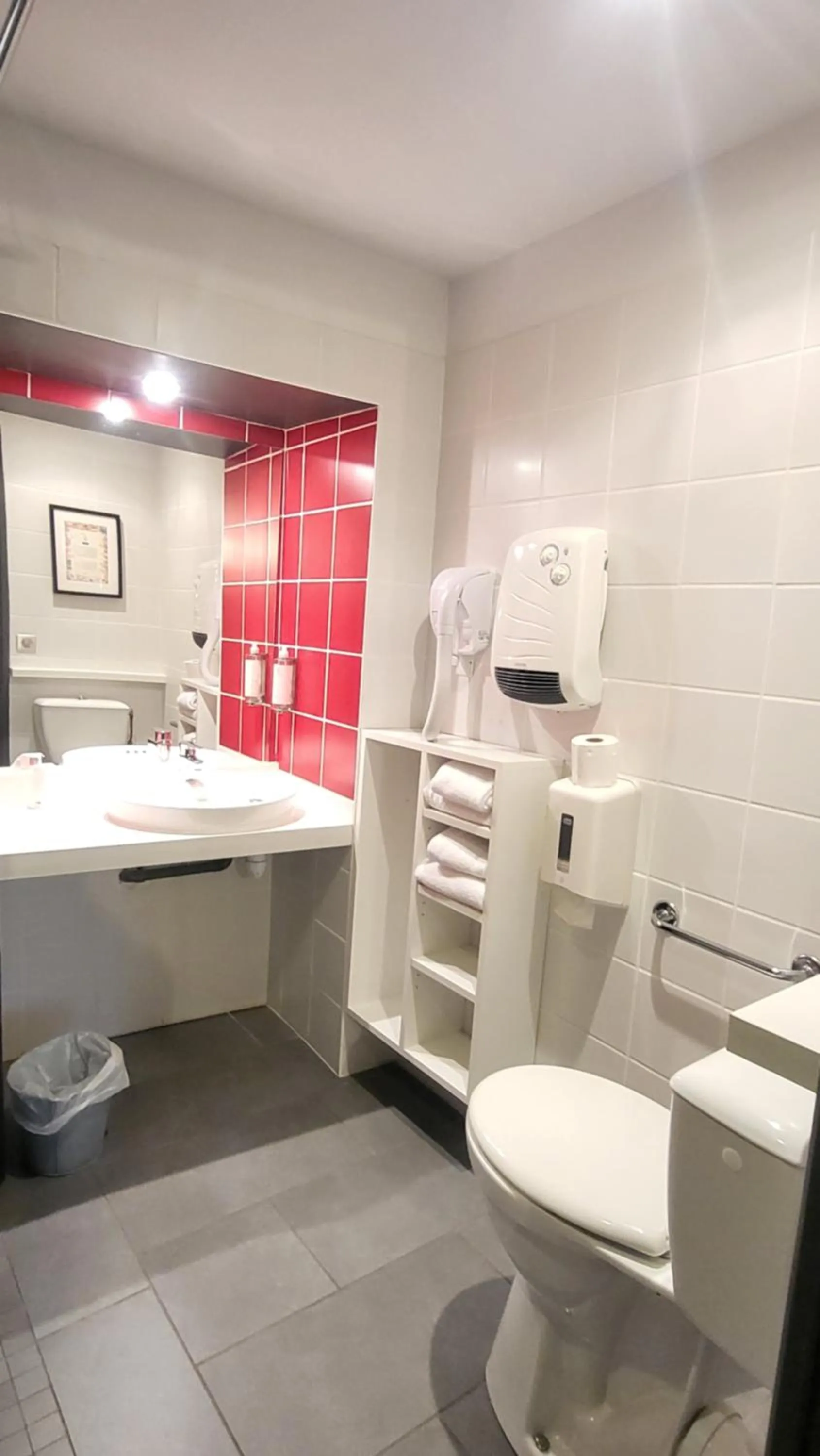 Shower in Hôtel Spa La Truite Dorée