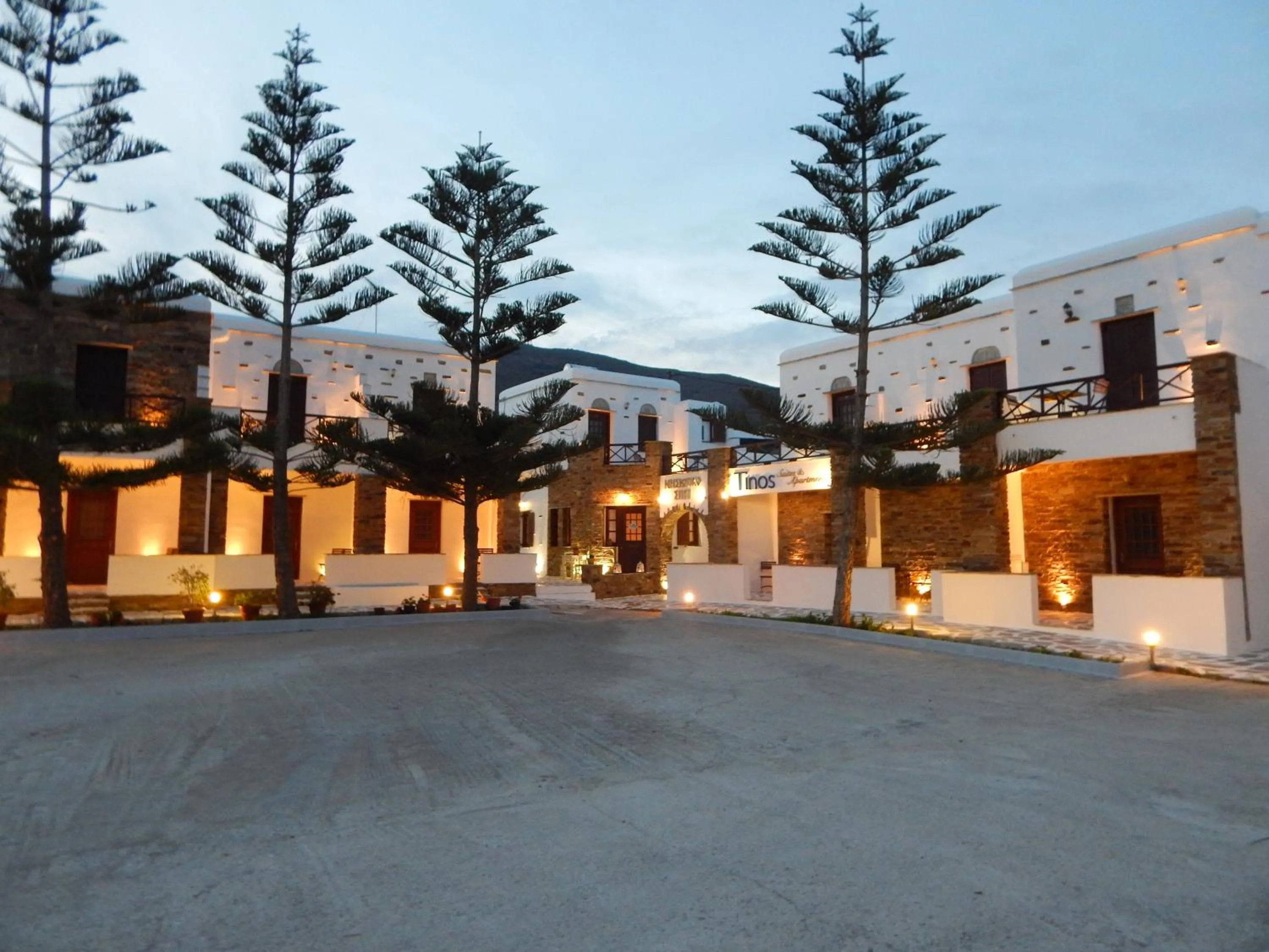 Tinos Suites & Apartments