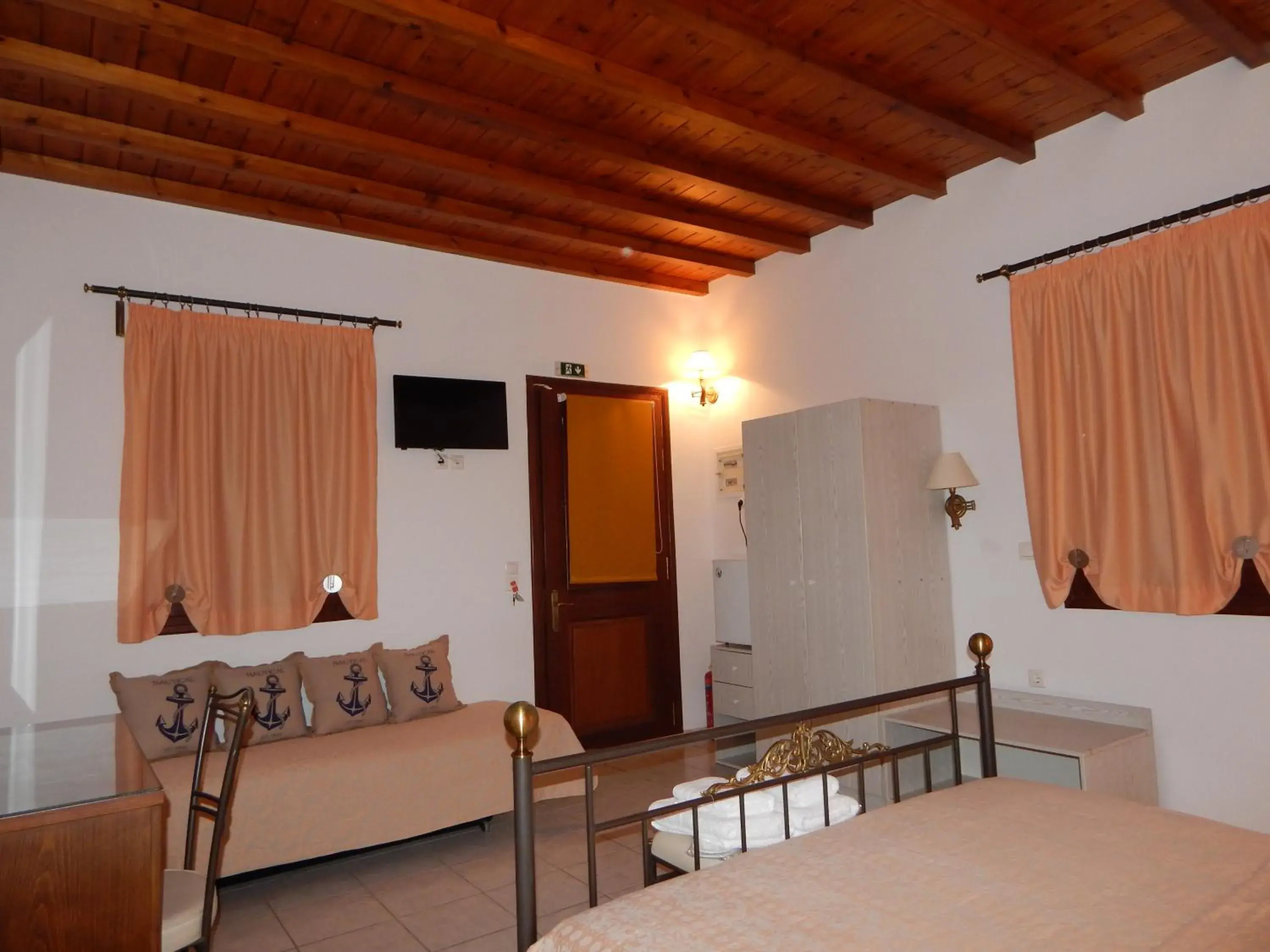 Standard Triple Room with Sea View in Tinos Suites & Apartments Standard Triple Room with Sea View in Tinos Suites & Apartments