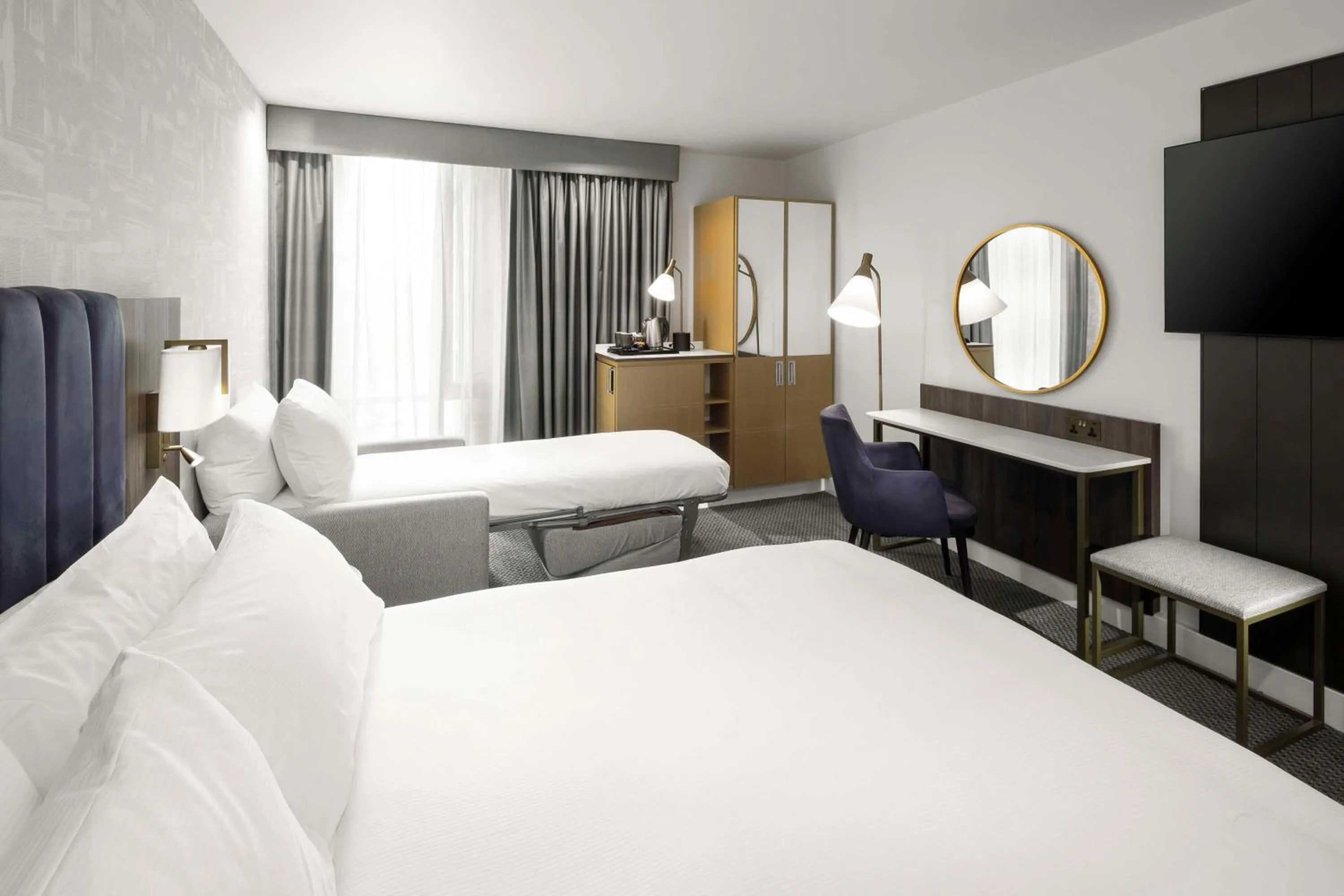 Bedroom, Bed in DoubleTree by Hilton Manchester Piccadilly