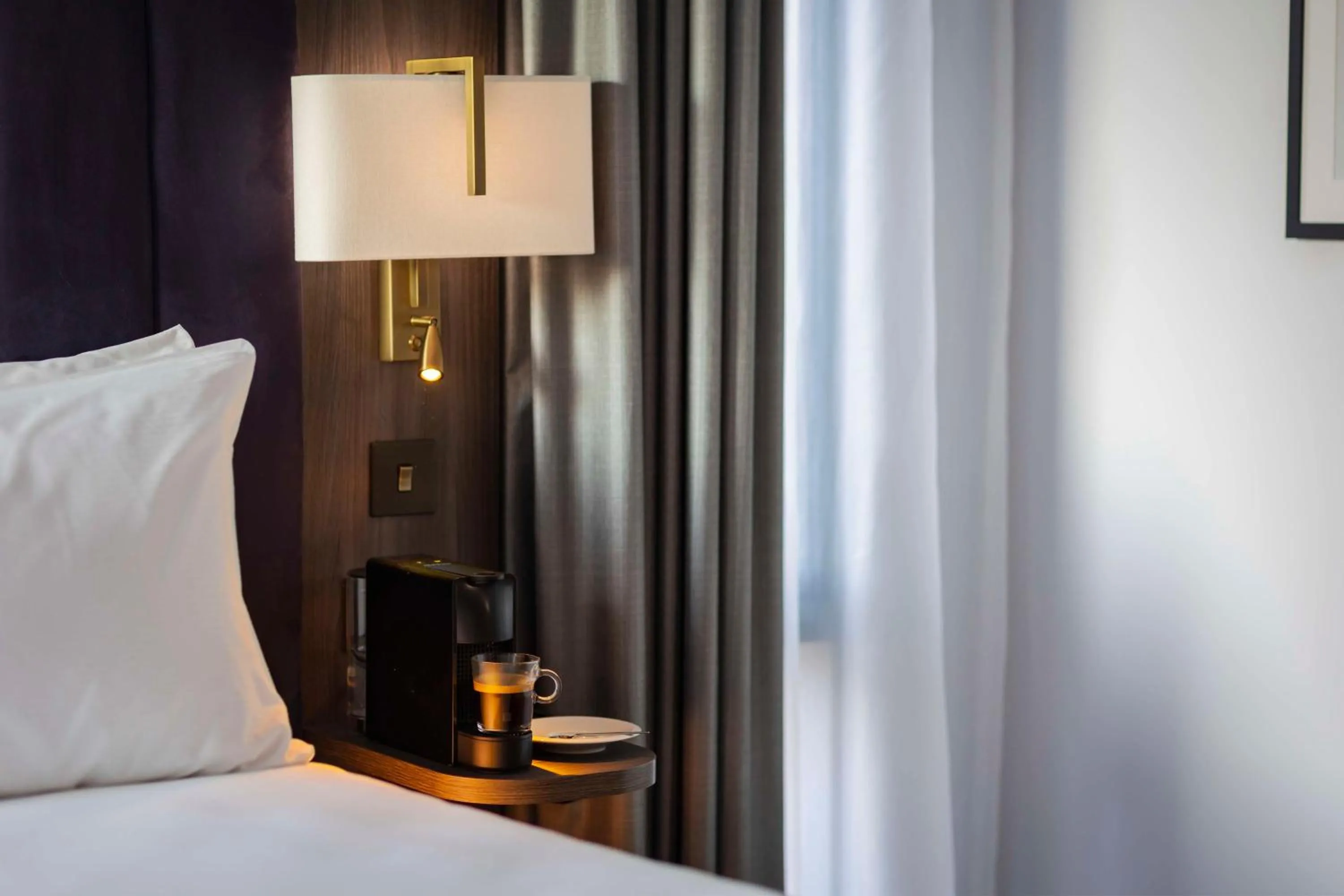 Photo of the whole room, Bed in DoubleTree by Hilton Manchester Piccadilly