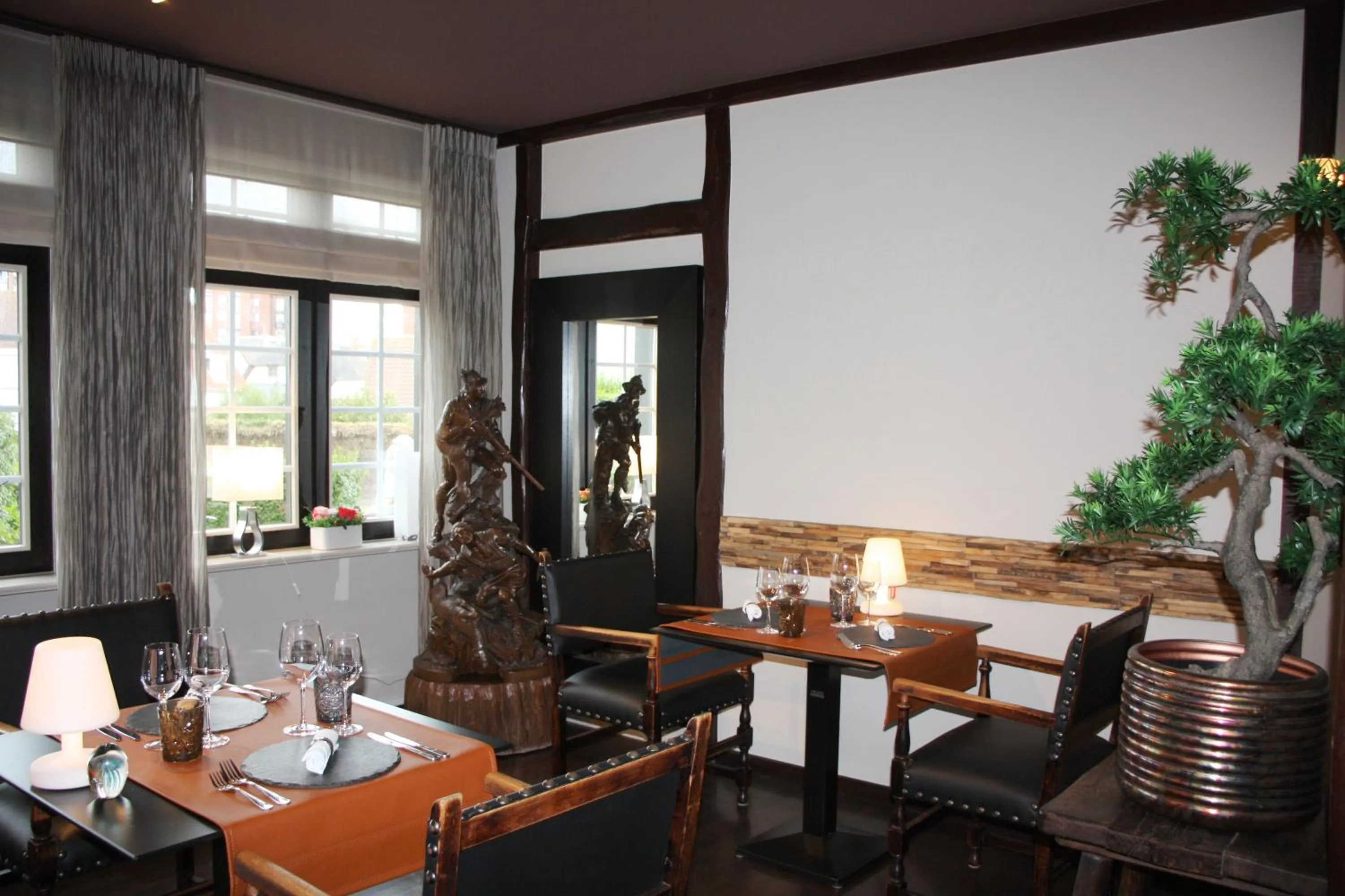 Restaurant/places to eat in Villa Hotel