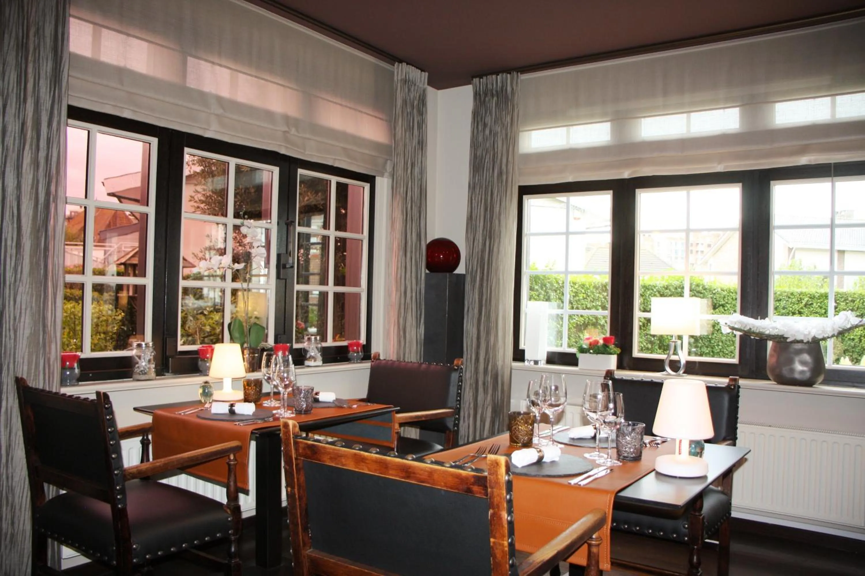 Restaurant/places to eat in Villa Hotel