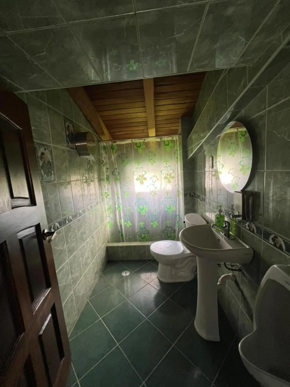 Bathroom in Lodge Acopampa Inn