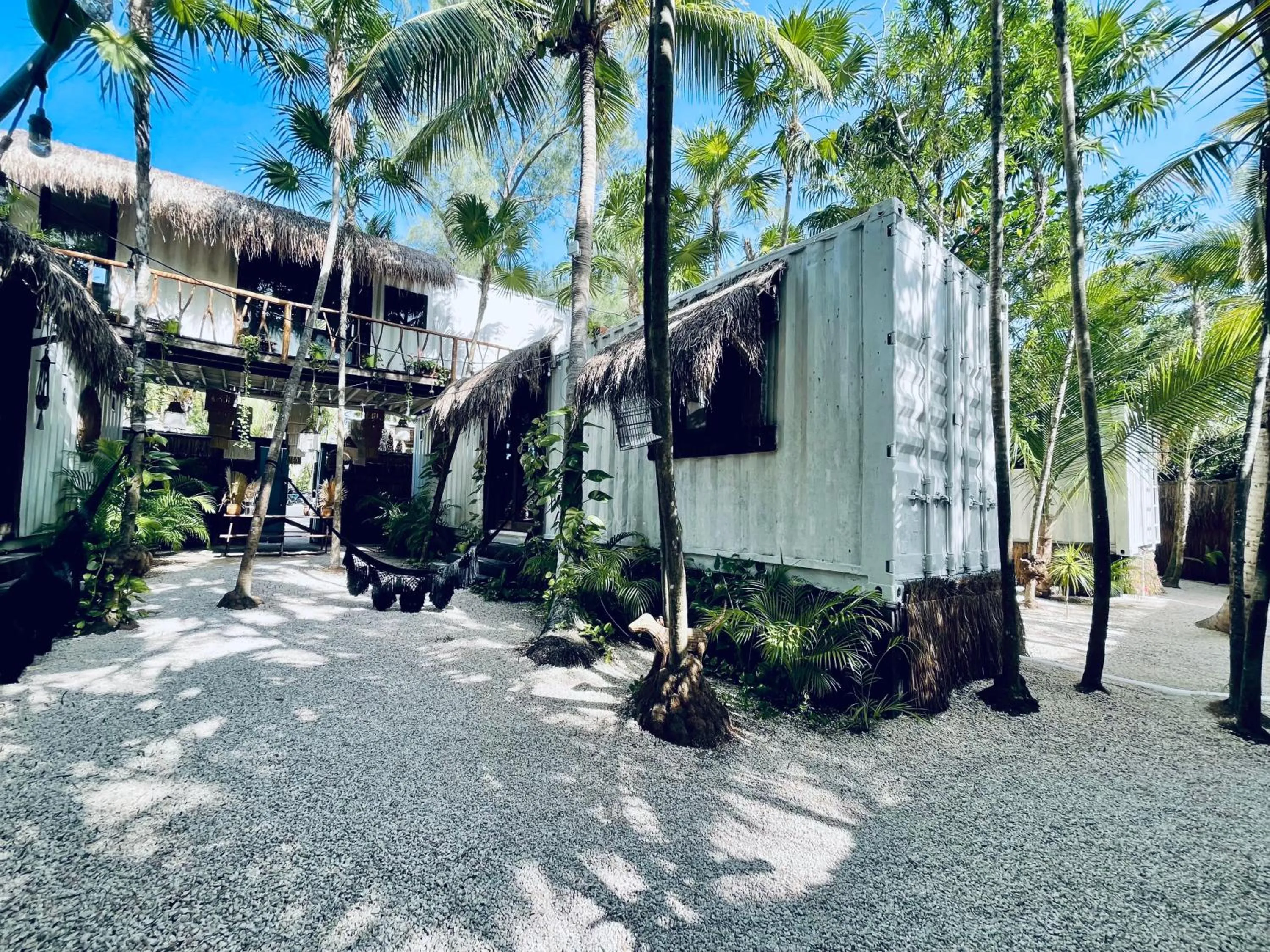 Property building in Pal Mar Glamtainer Tulum