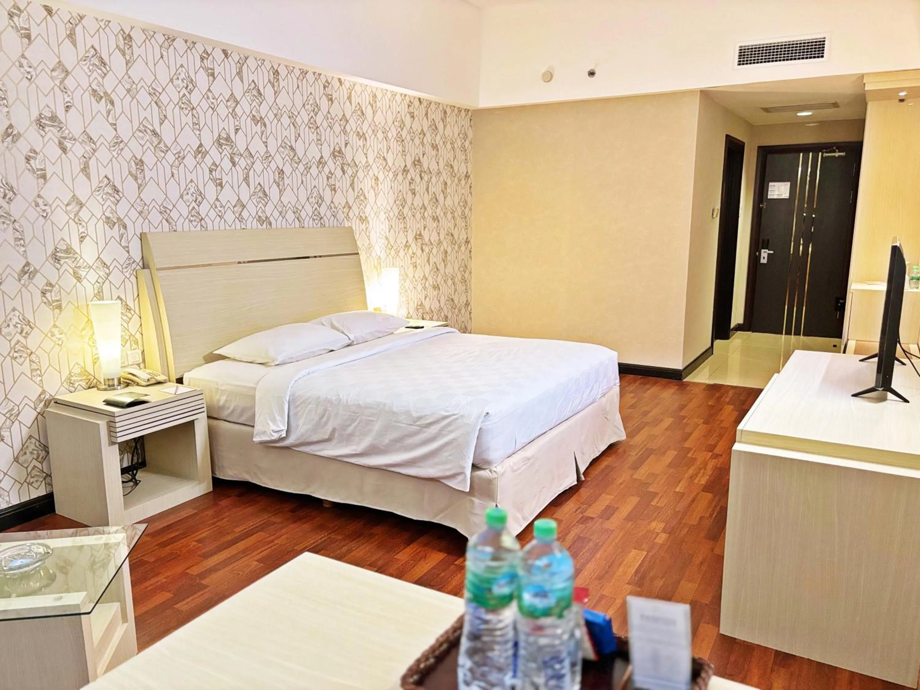 Photo of the whole room, Bed in Grand Elite Hotel Pekanbaru