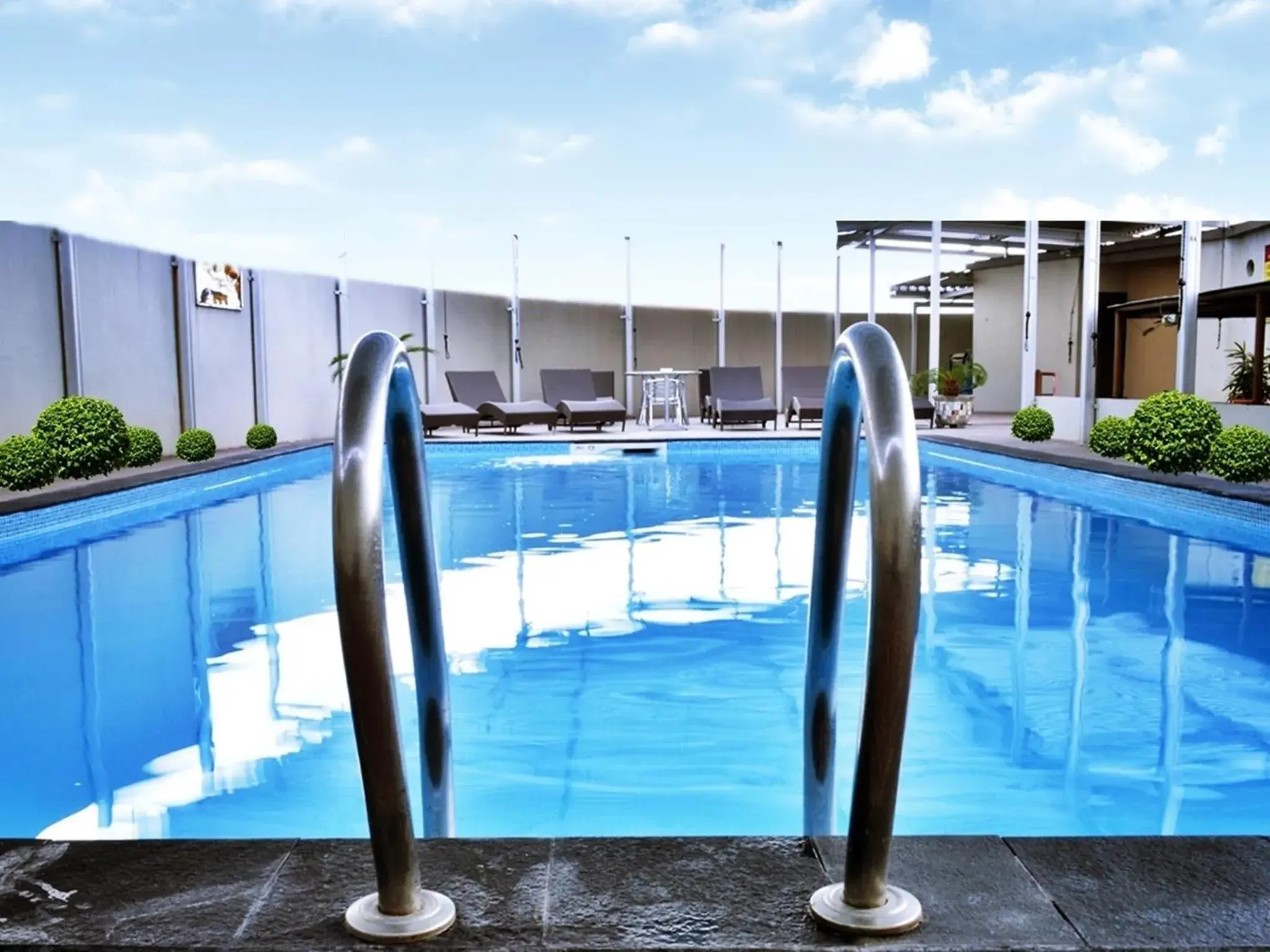 Swimming pool in Grand Elite Hotel Pekanbaru Swimming pool in Grand Elite Hotel Pekanbaru
