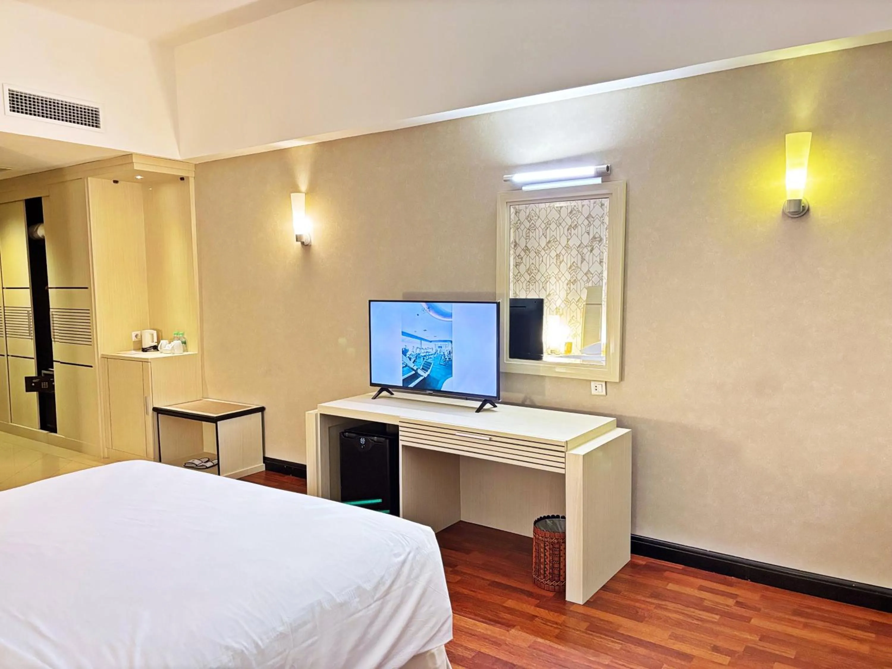 TV and multimedia, Bed in Grand Elite Hotel Pekanbaru