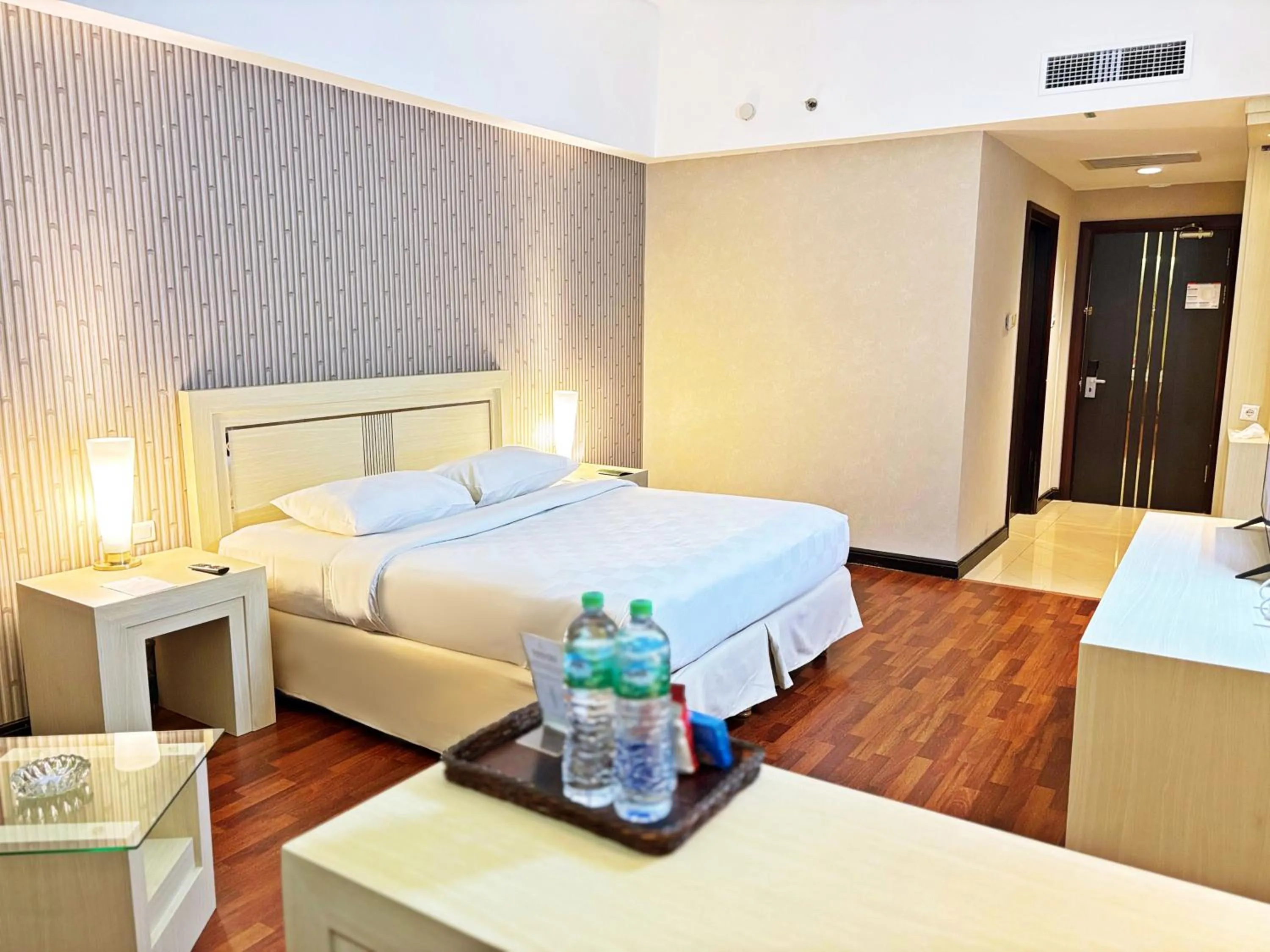 Photo of the whole room, Bed in Grand Elite Hotel Pekanbaru