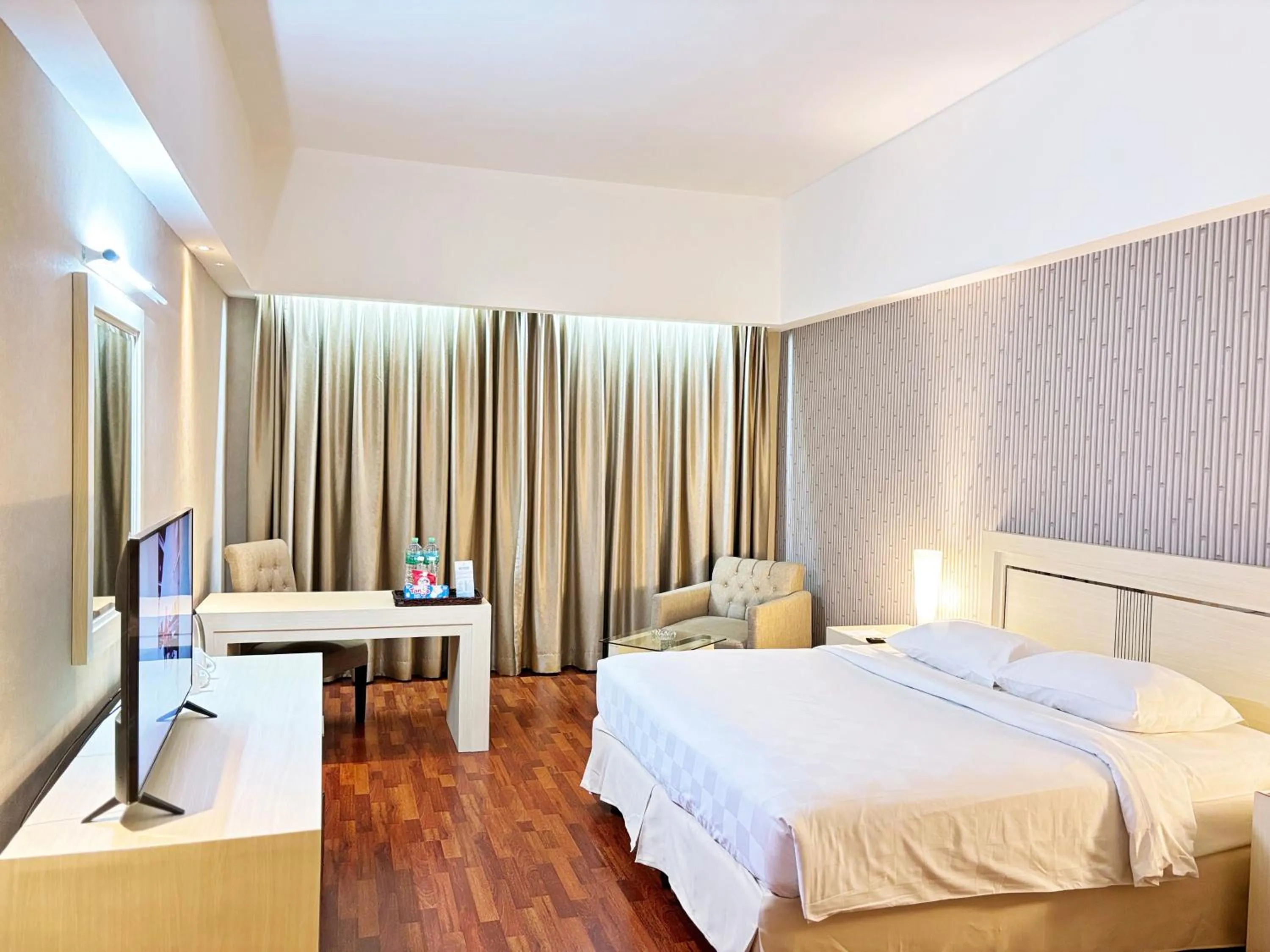 Photo of the whole room, Bed in Grand Elite Hotel Pekanbaru