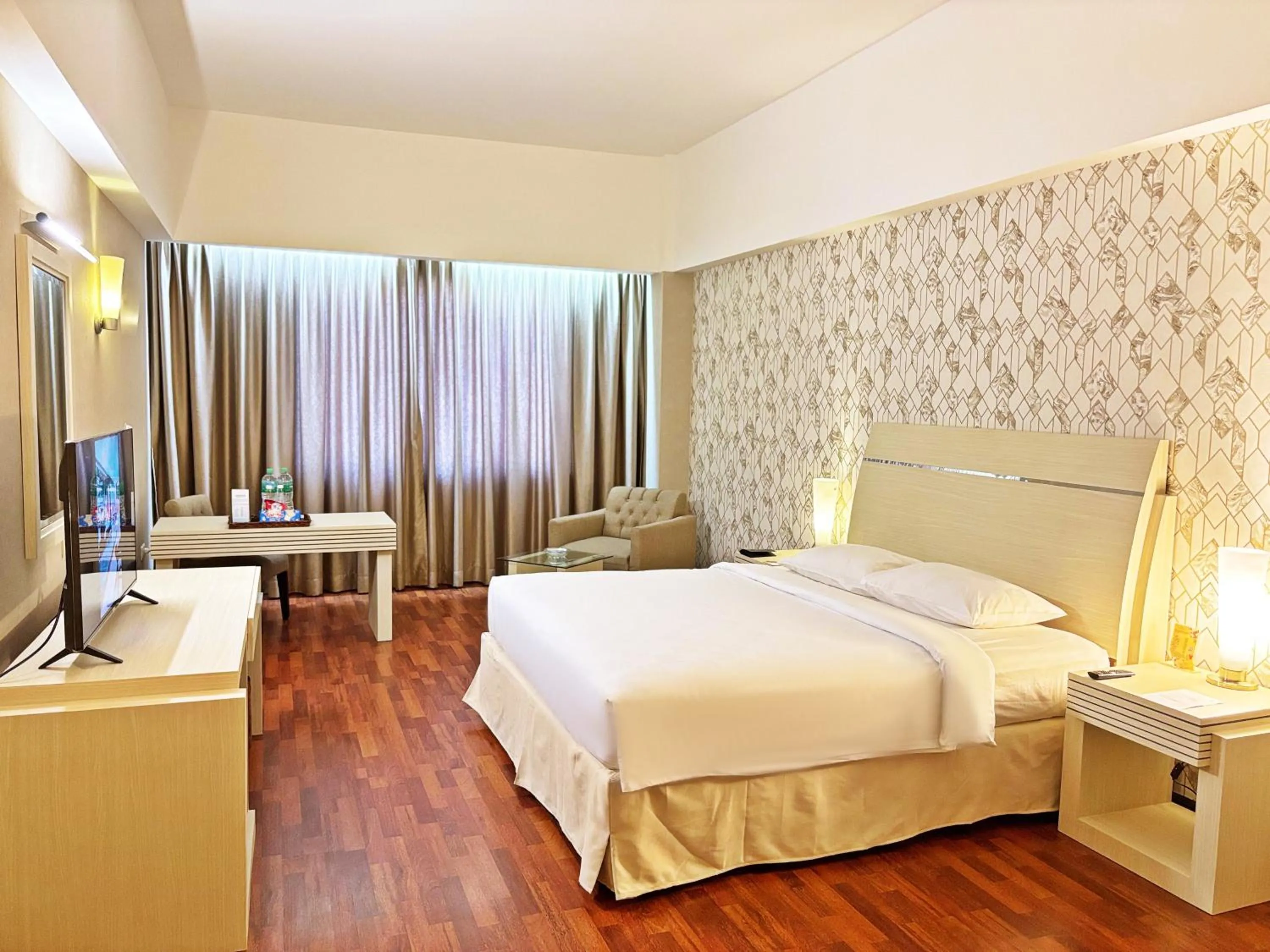 Photo of the whole room, Bed in Grand Elite Hotel Pekanbaru