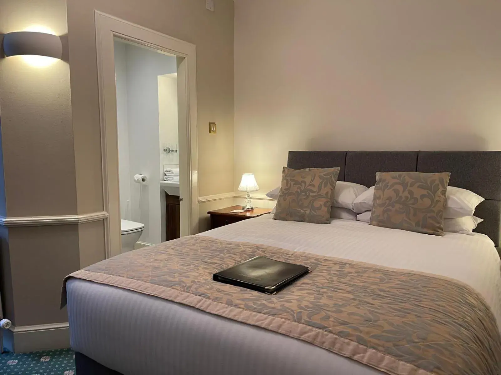 Standard Double Room (ensuite) in Ravenscourt House, Guest House Standard Double Room (ensuite) in Ravenscourt House, Guest House