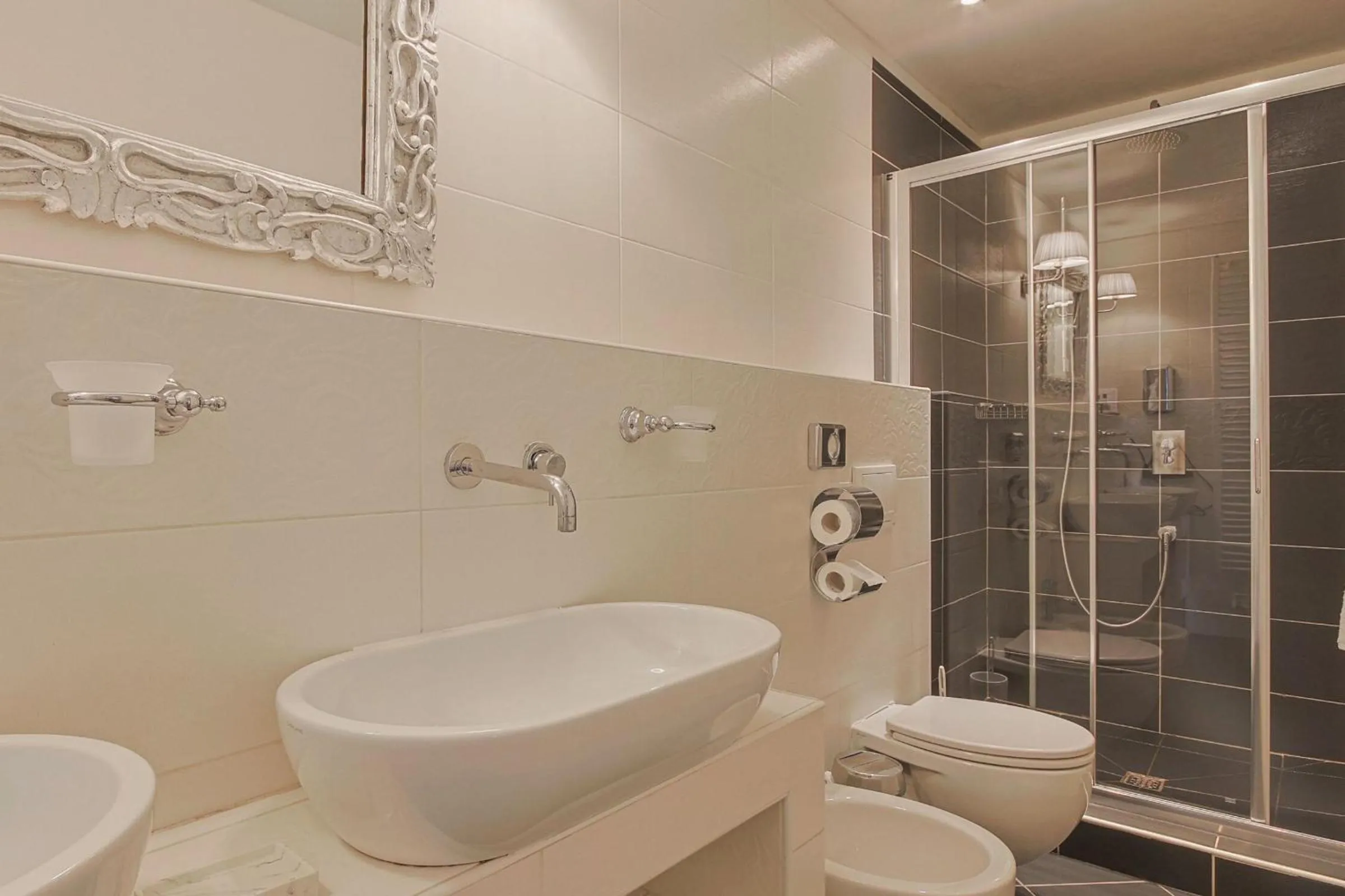 Bathroom in Hotel Villa Sermolli