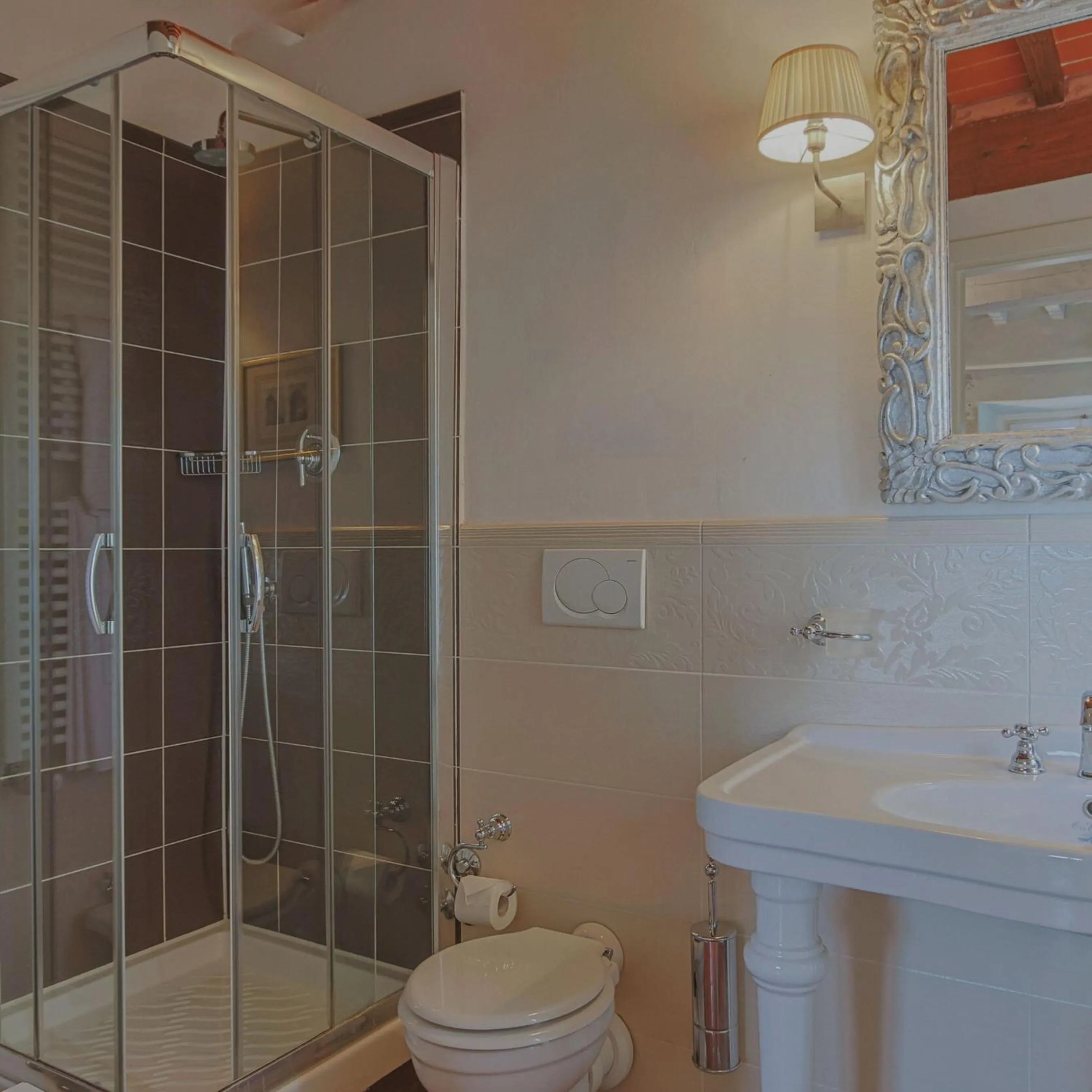 Shower in Hotel Villa Sermolli