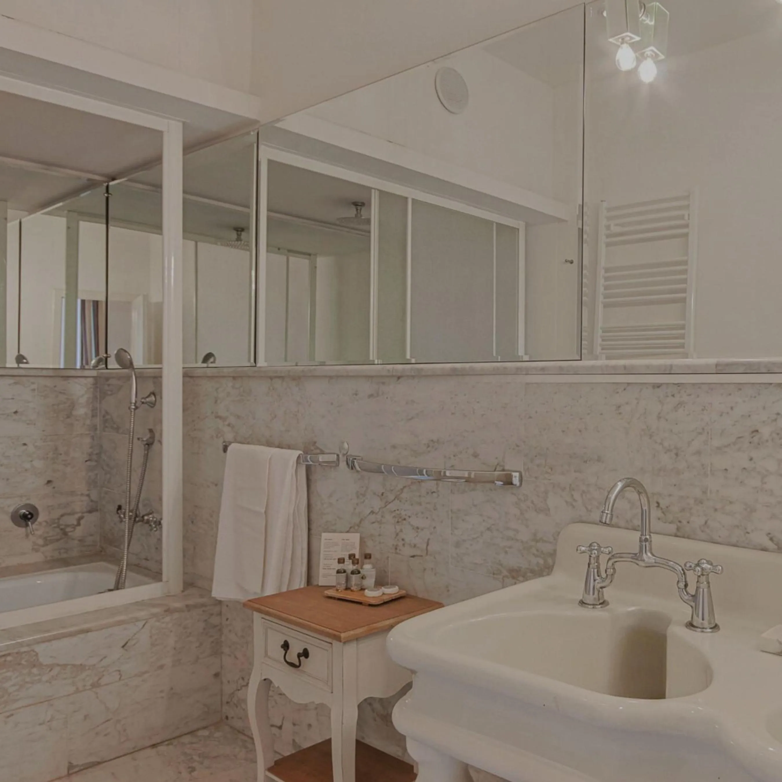 Shower in Hotel Villa Sermolli