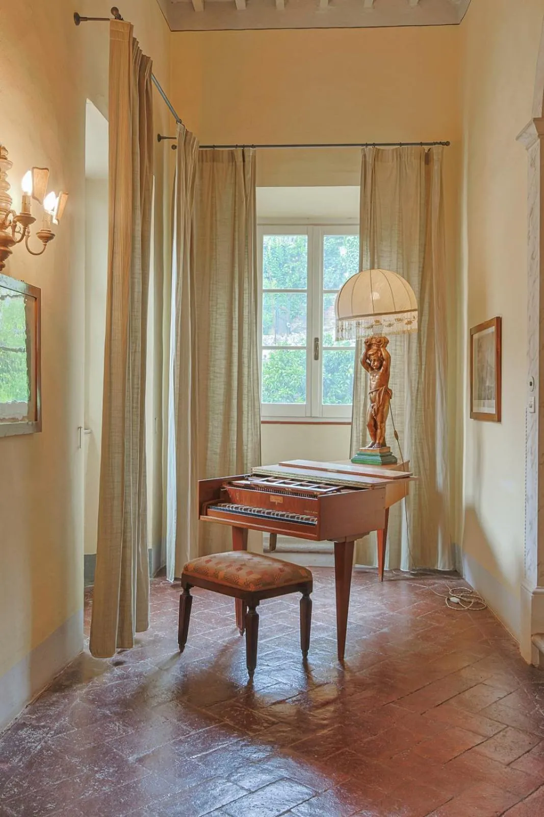 Decorative detail in Hotel Villa Sermolli