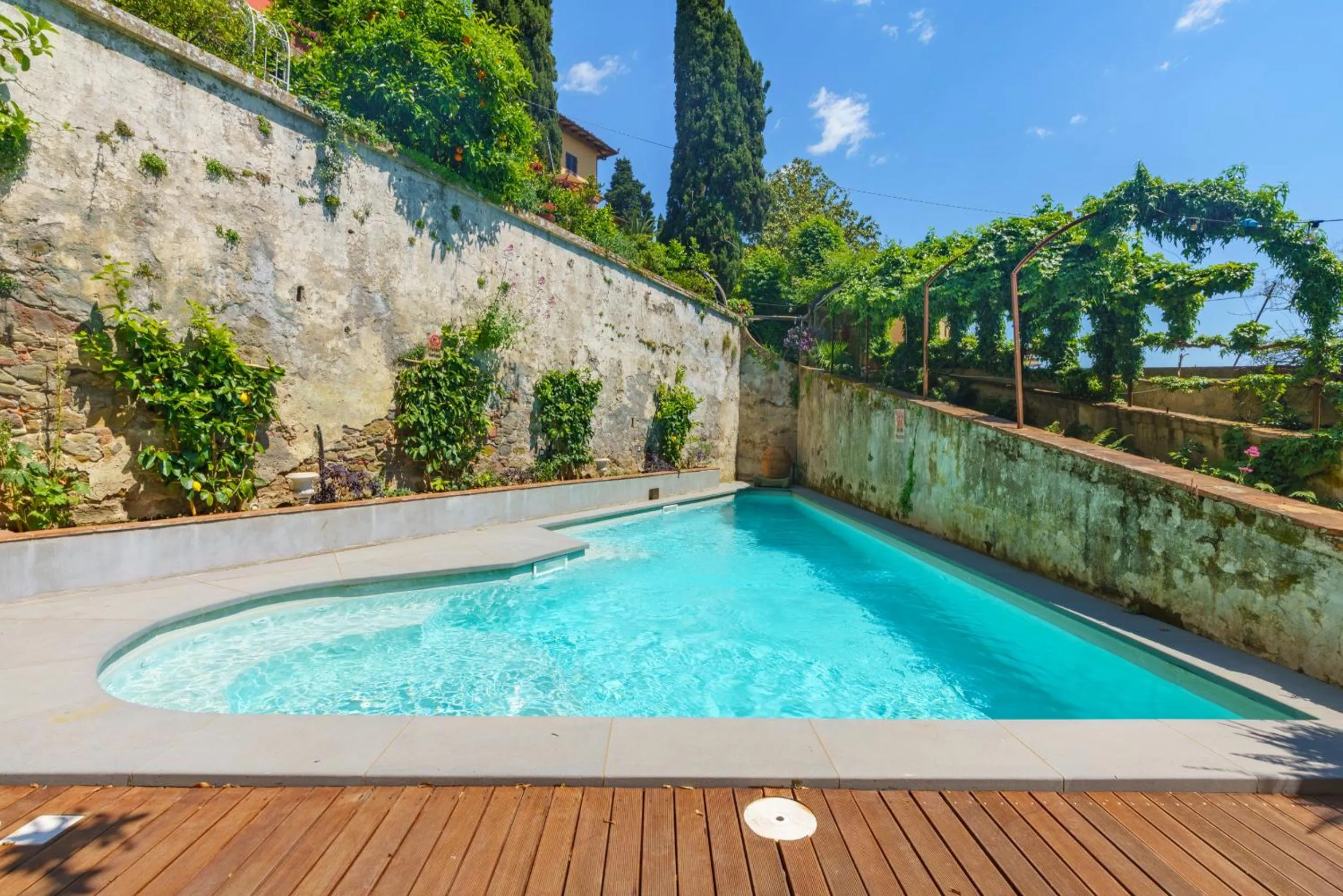 Swimming pool in Hotel Villa Sermolli