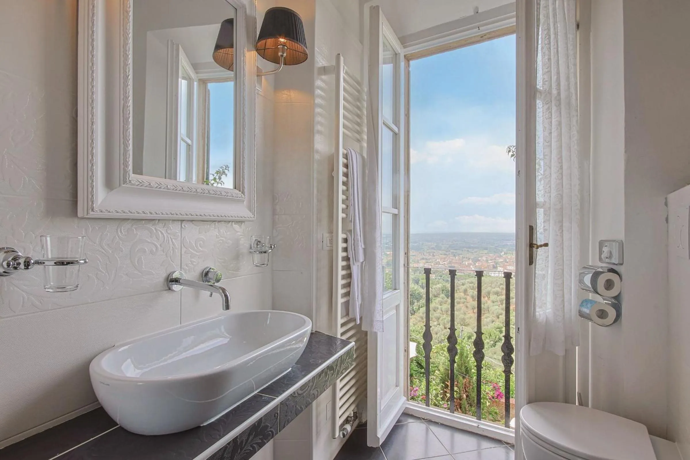 Bathroom in Hotel Villa Sermolli