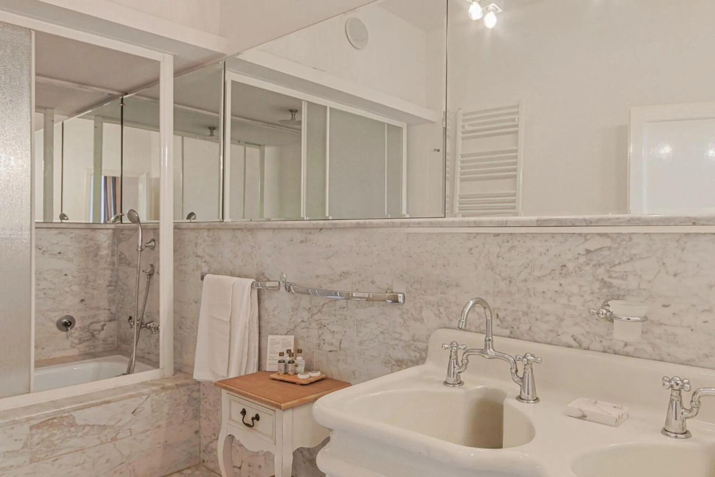 Bathroom in Hotel Villa Sermolli