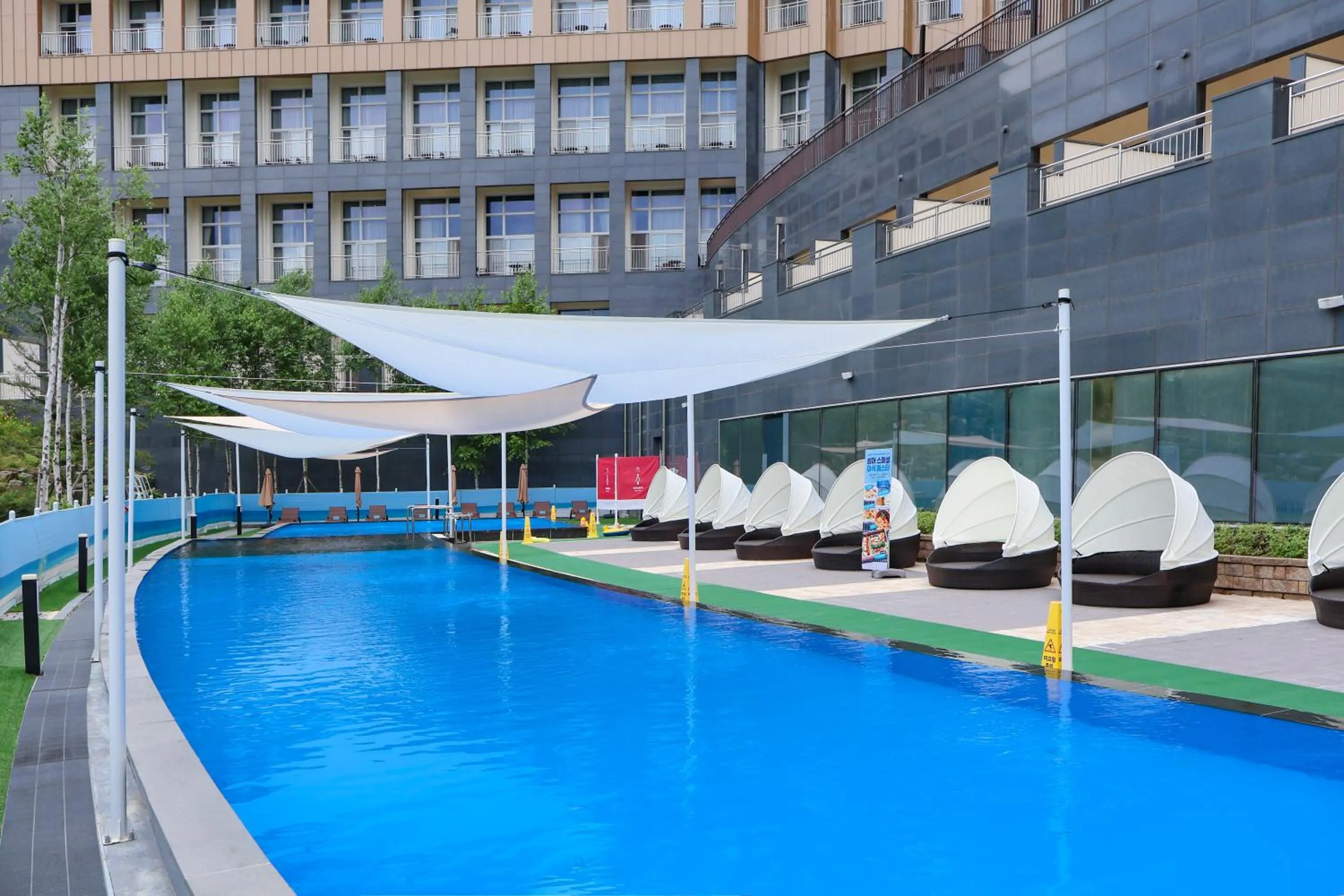 Swimming pool in Ramada Hotel & Suite by Wyndham Gangwon Pyeongchang