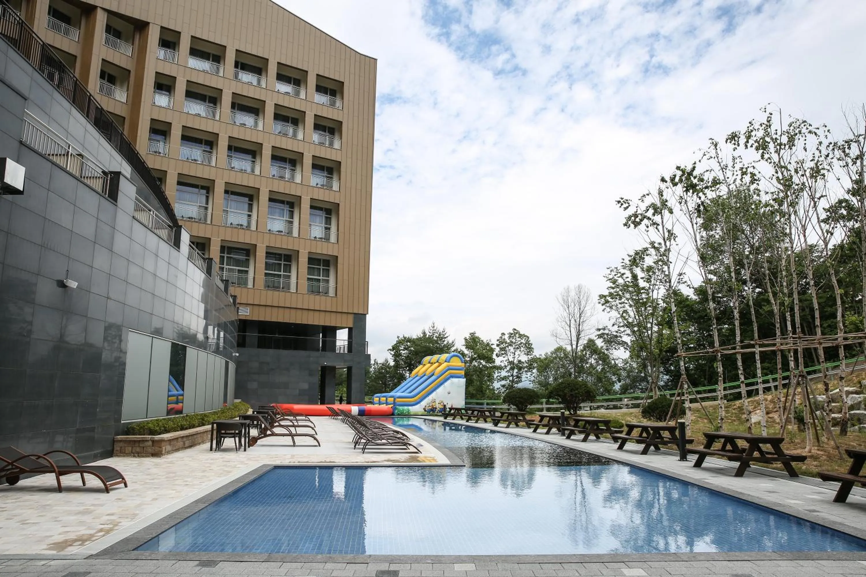 Swimming pool in Ramada Hotel & Suite by Wyndham Gangwon Pyeongchang