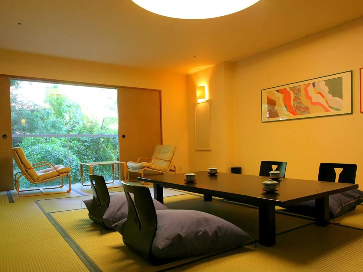 Photo of the whole room in Notoya