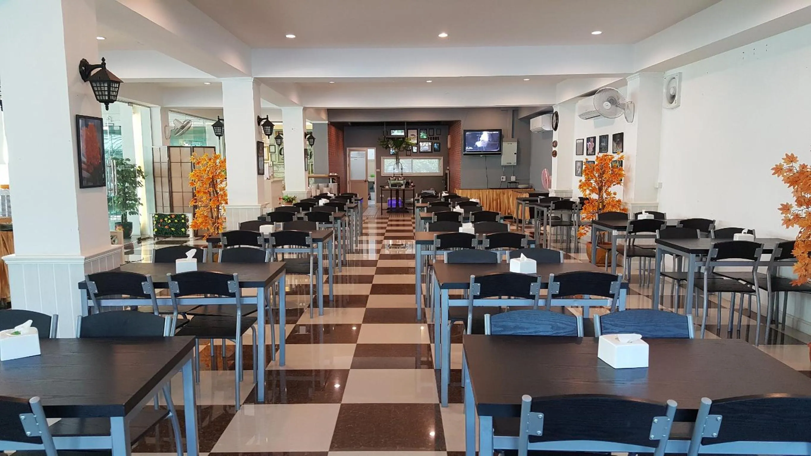 Restaurant/places to eat in Gallery Lake View Hotel