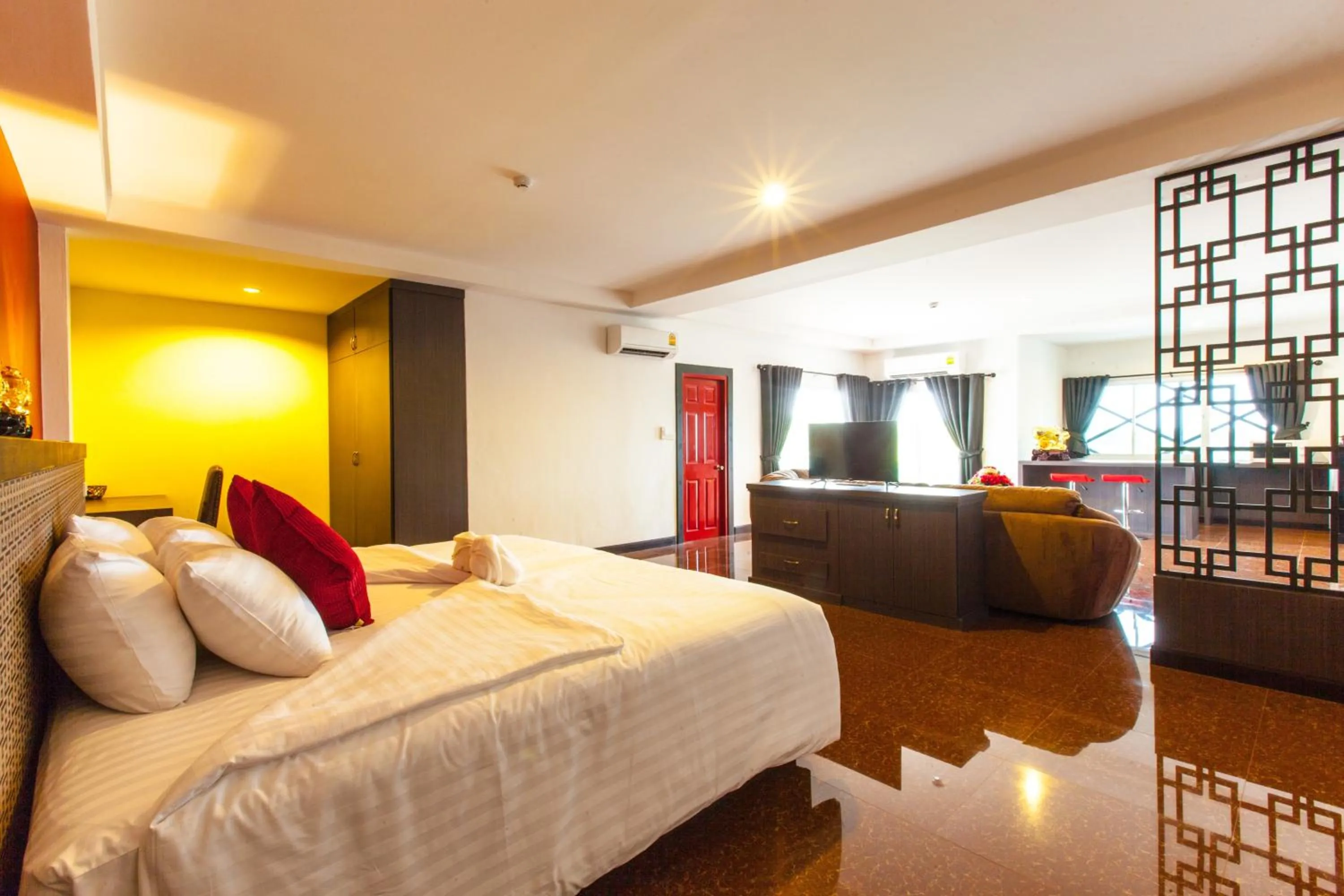 Bed in Gallery Lake View Hotel