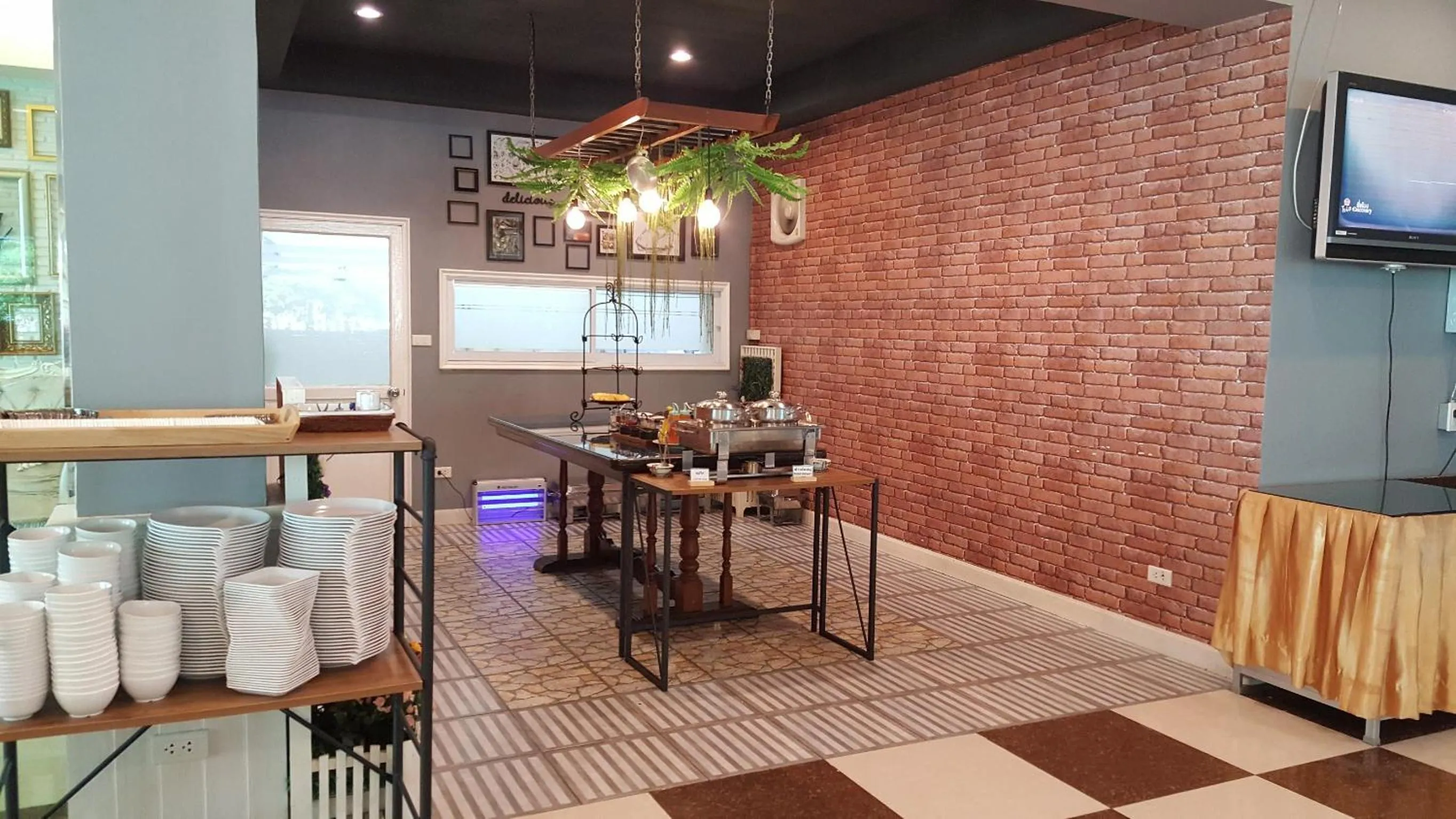 Restaurant/places to eat in Gallery Lake View Hotel