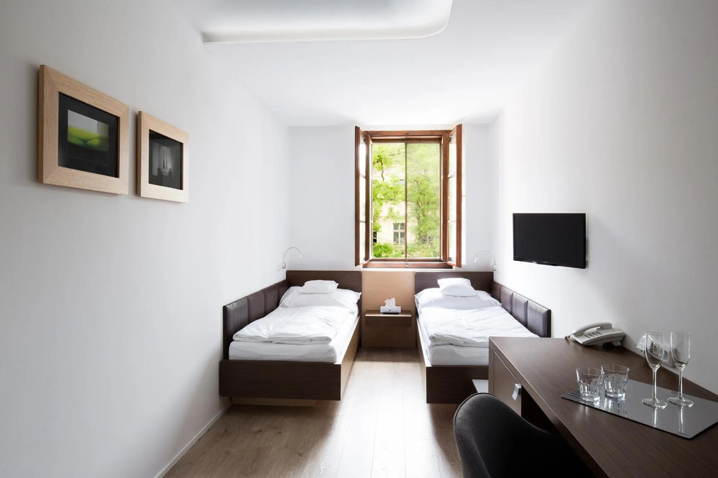 Standard Twin Room - single occupancy in Hotel 100