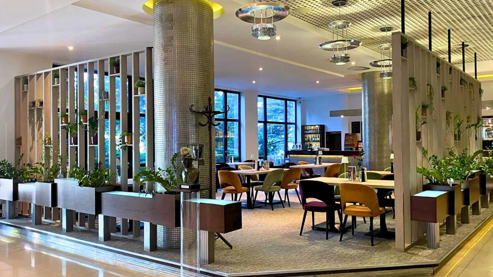 Restaurant/places to eat in City Hotel
