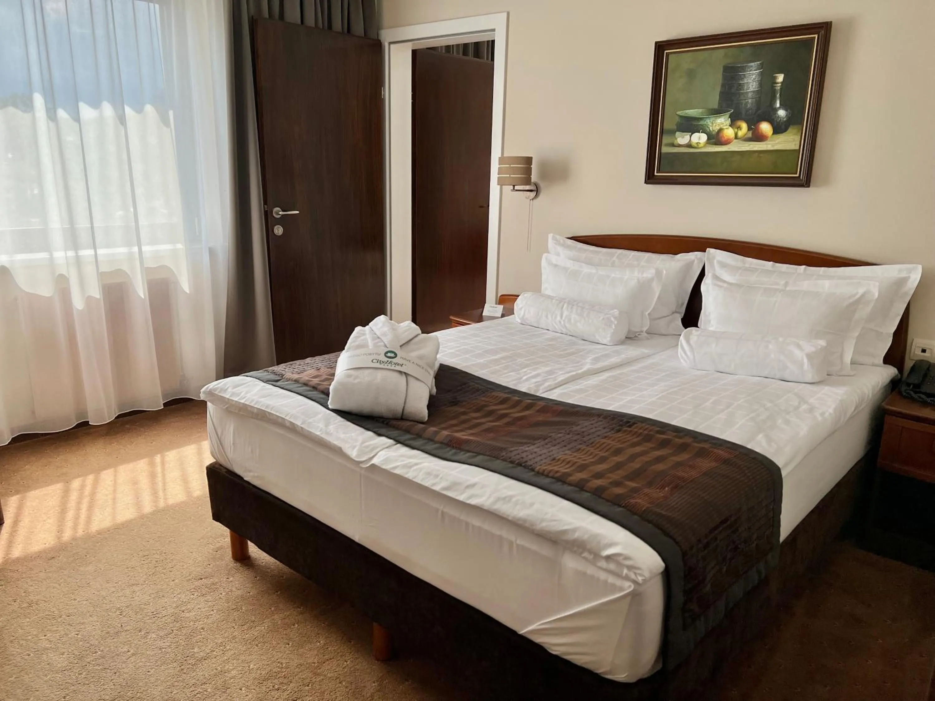 Bedroom, Bed in City Hotel