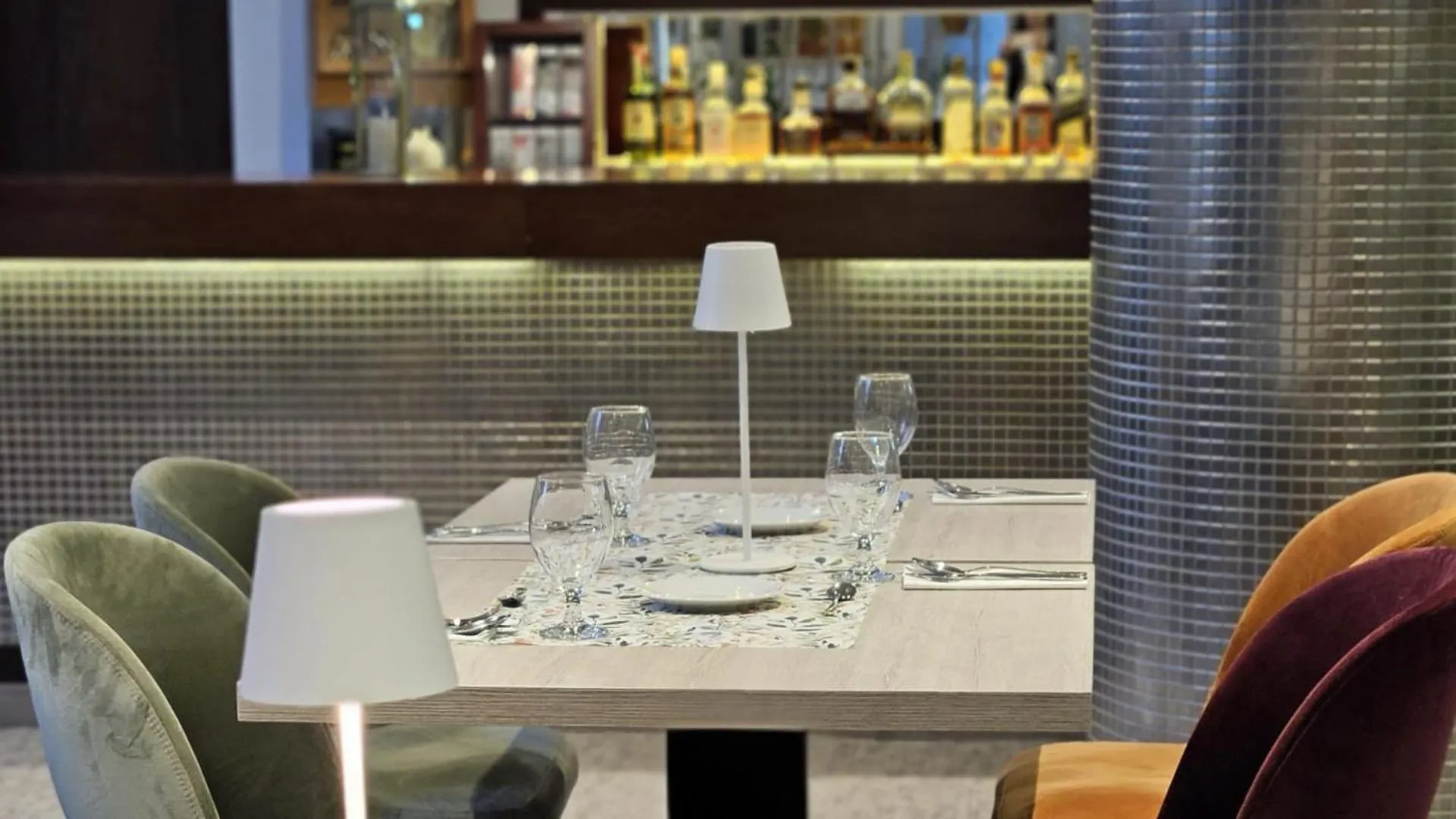 Restaurant/places to eat in City Hotel