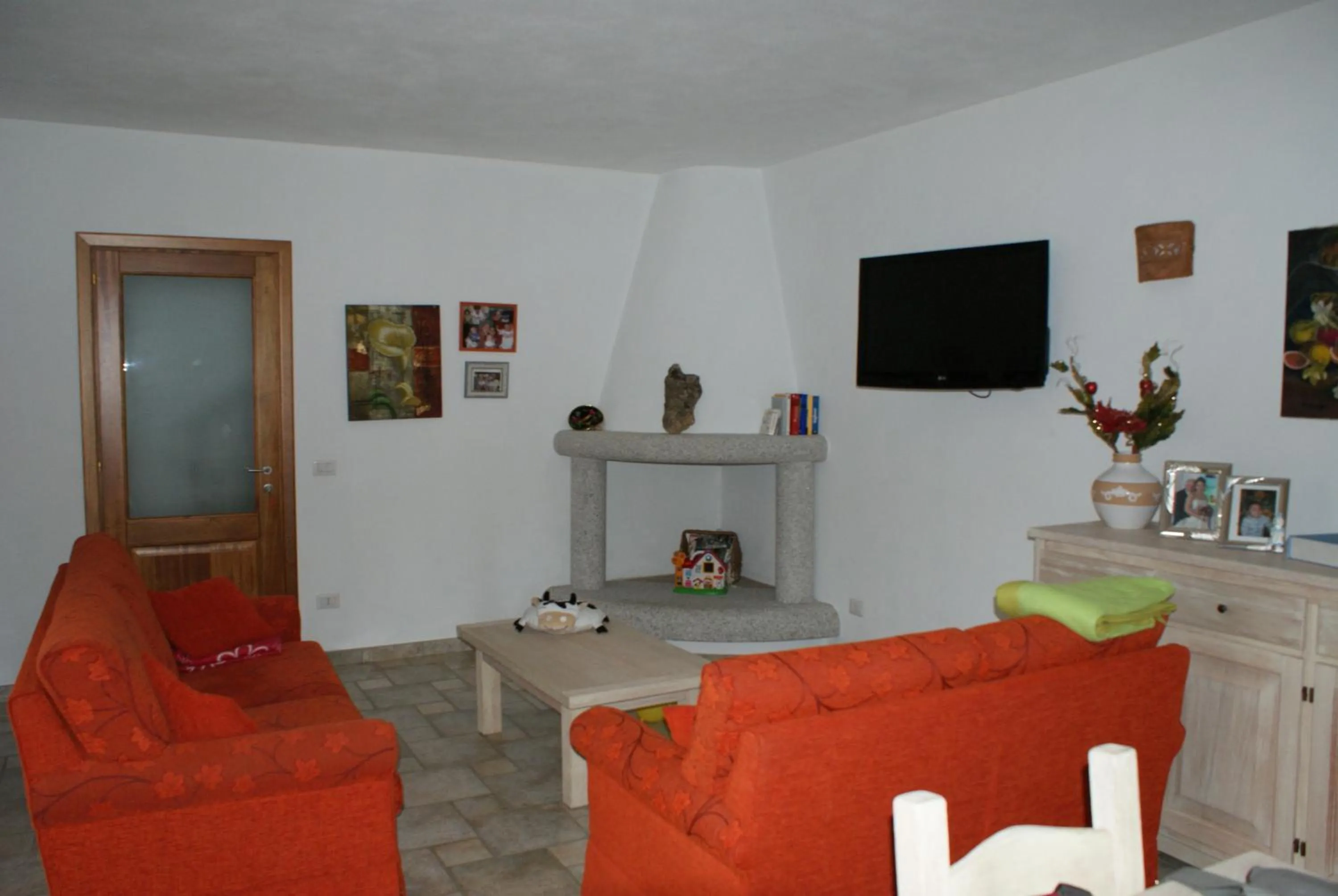 Communal lounge/ TV room in B&B Sa Soliana