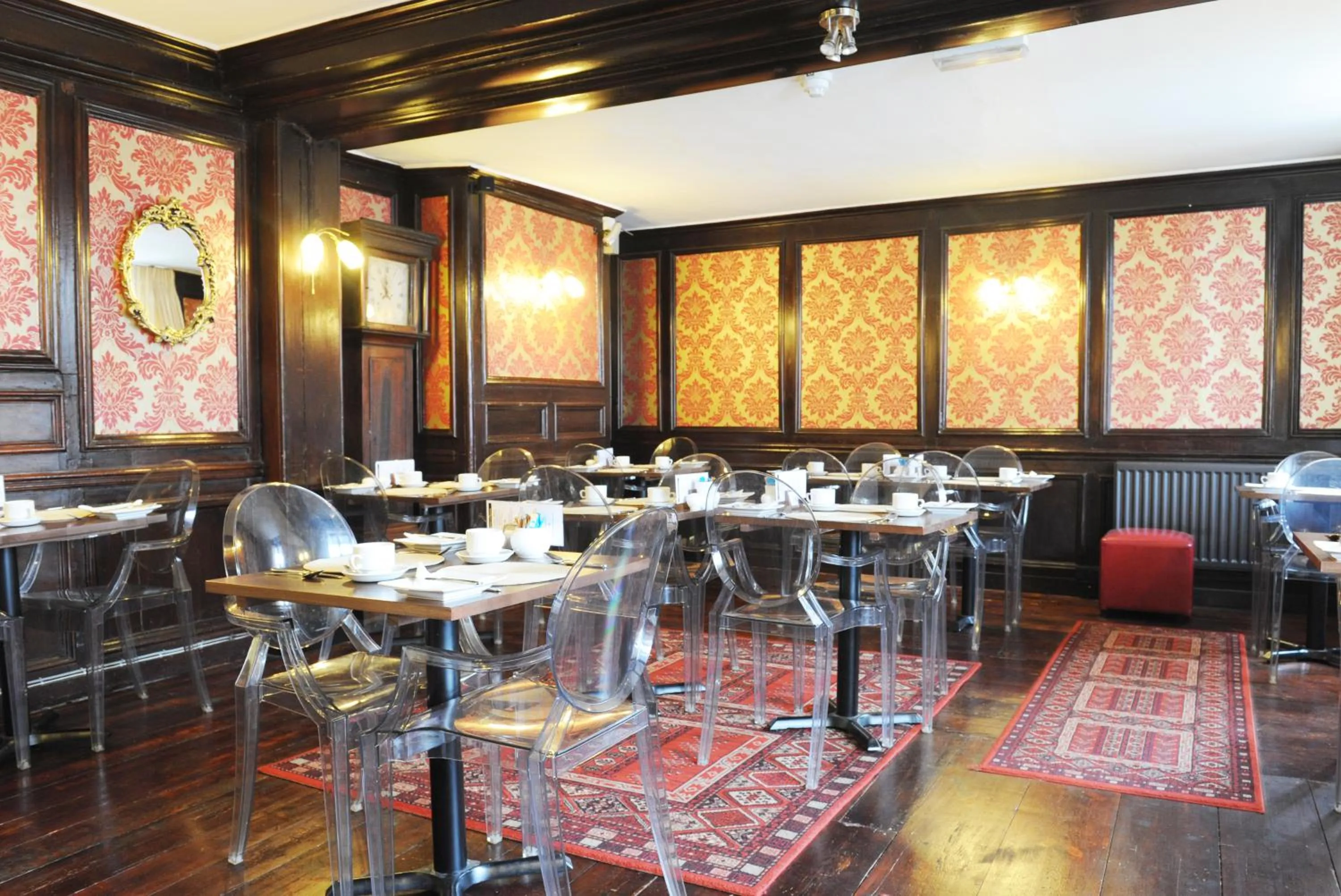 Photo of the whole room in House of Agnes