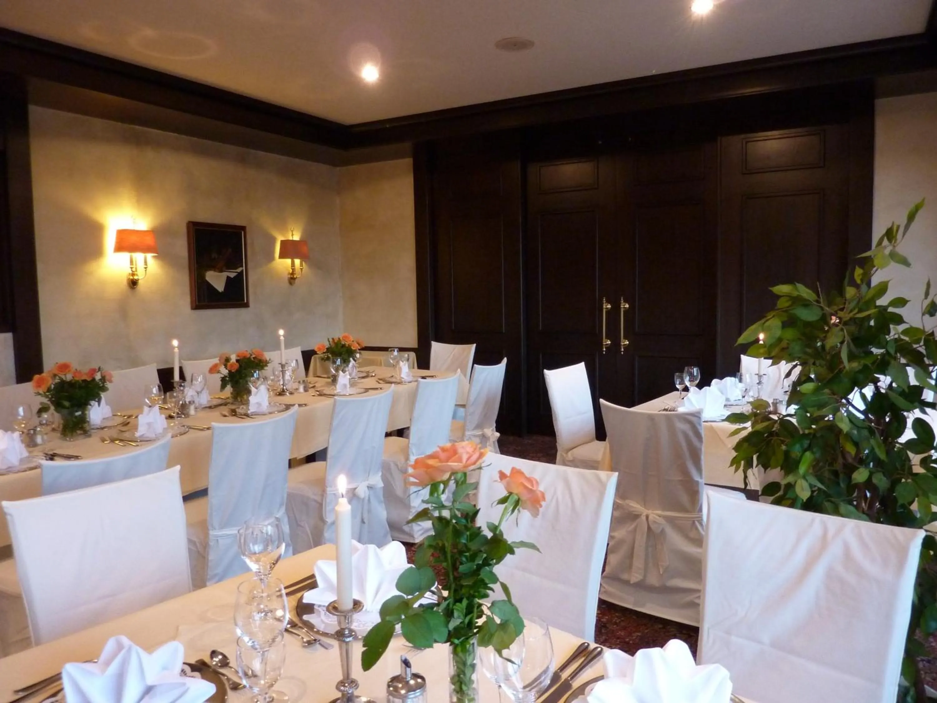 Restaurant/places to eat in Hotel Holl