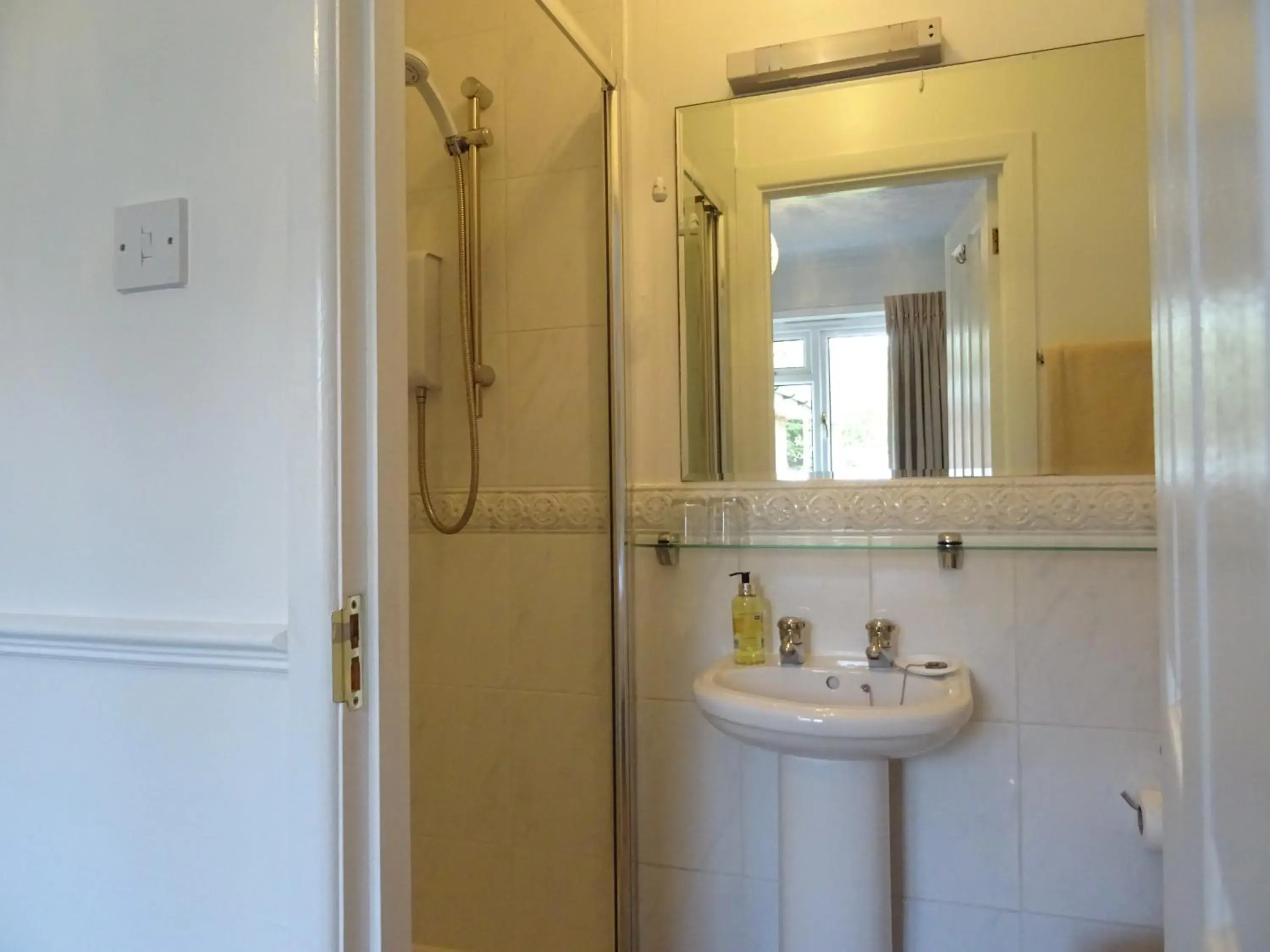 Deluxe Double Room with Shower in Honey Lodge Deluxe Double Room with Shower in Honey Lodge