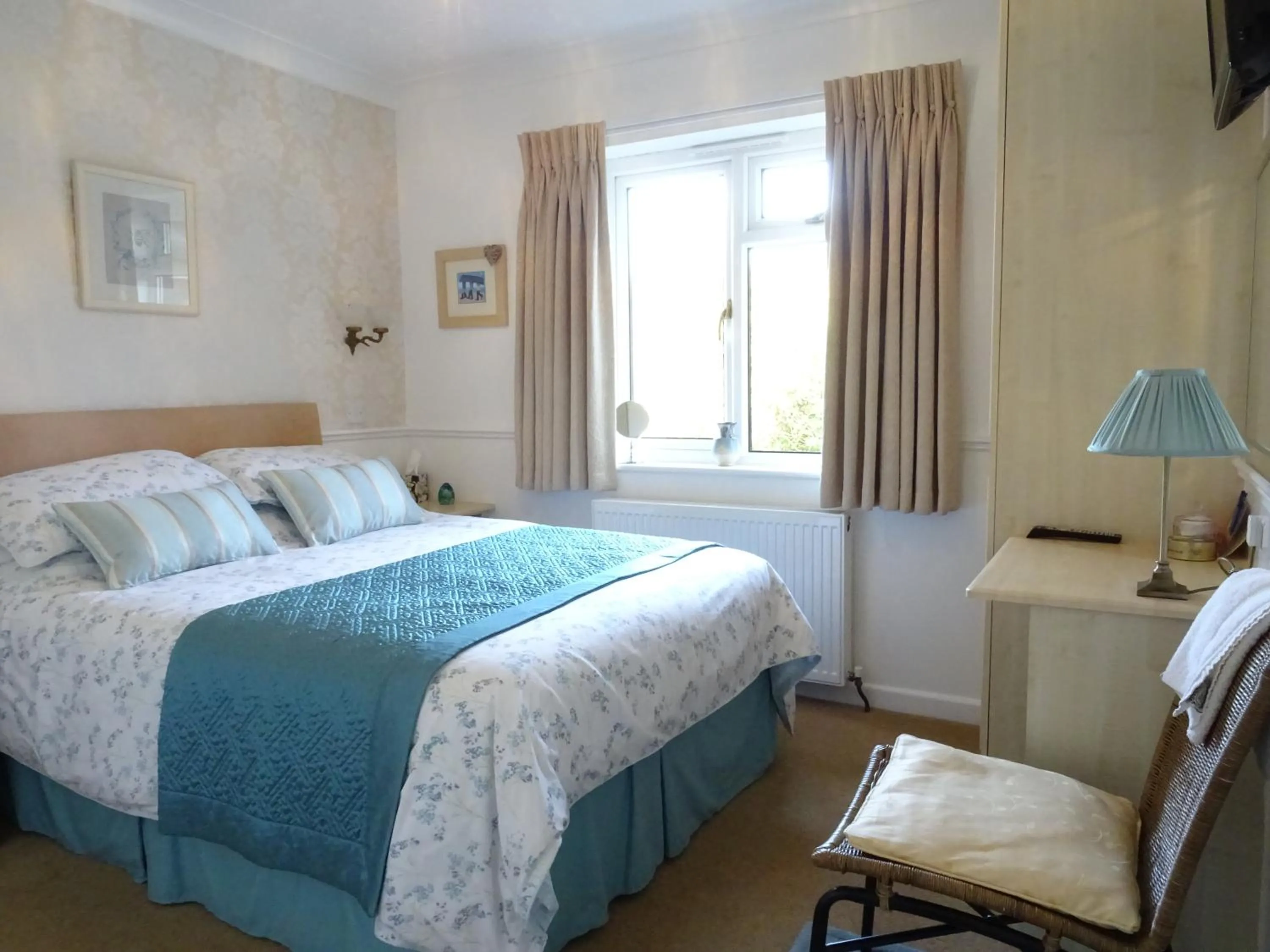 Deluxe Double Room with Shower in Honey Lodge