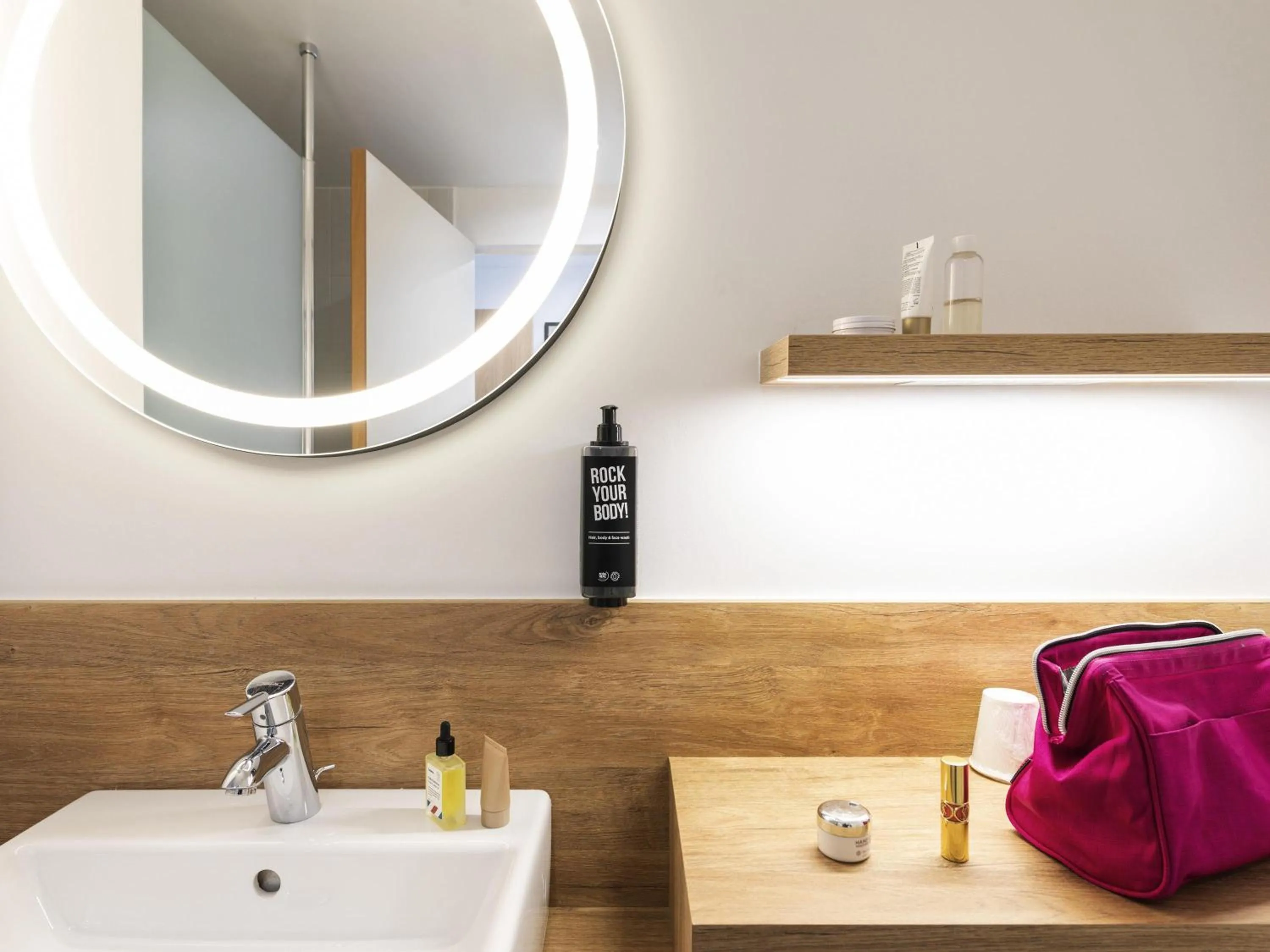 Bedroom in ibis Lyon Sud Oullins