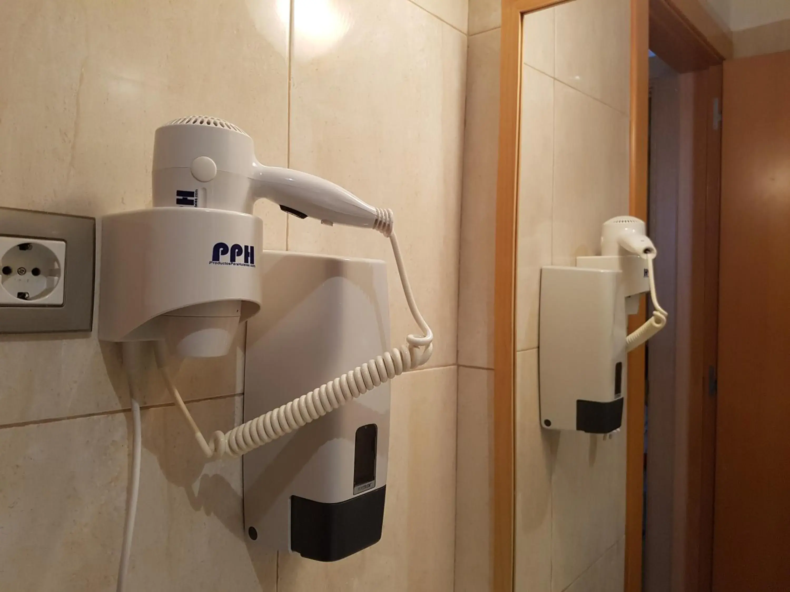 Single Room in Hostal LK Barcelona Single Room in Hostal LK Barcelona