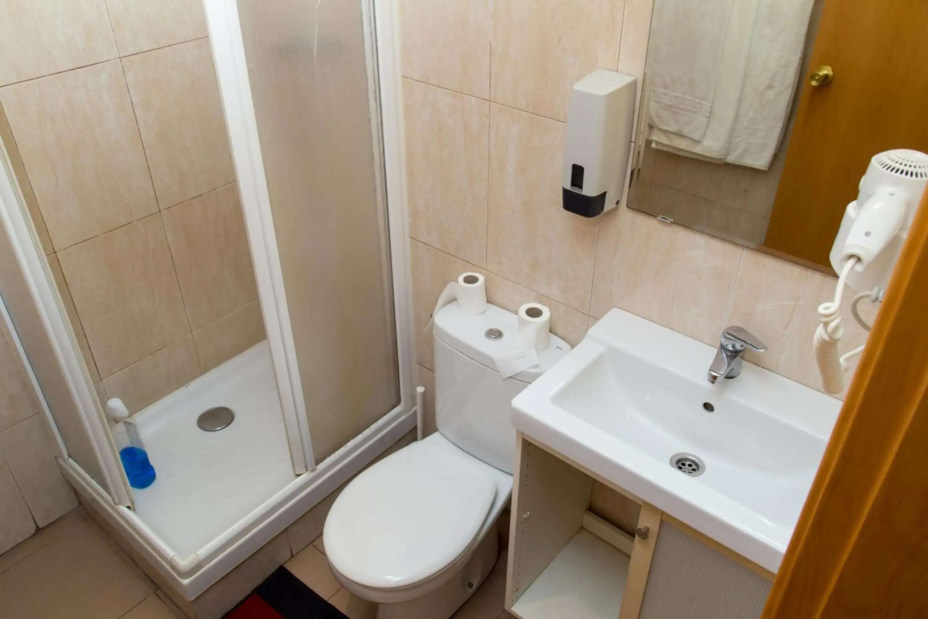 Single Room in Hostal LK Barcelona Single Room in Hostal LK Barcelona