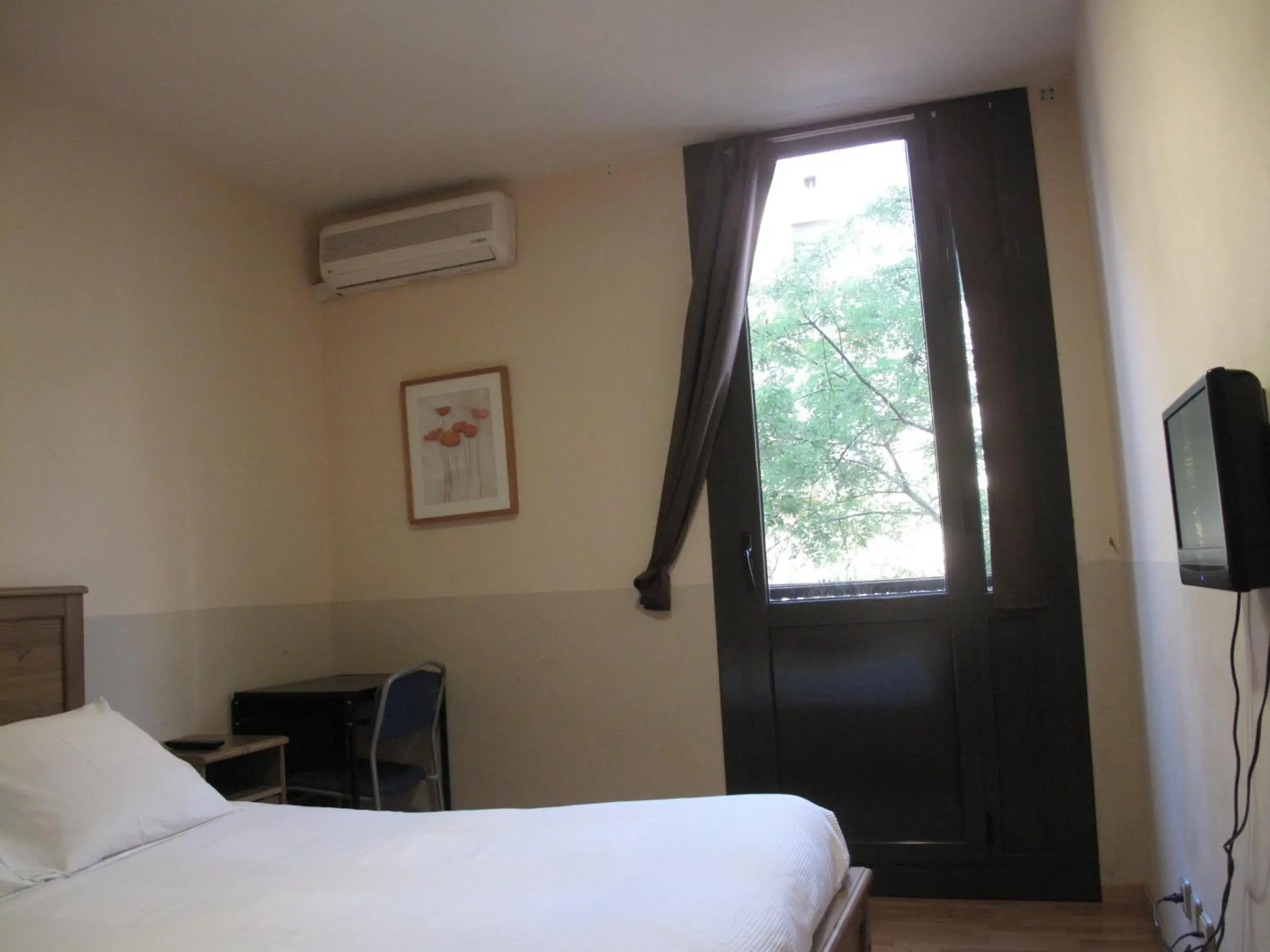 Single Room in Hostal LK Barcelona Single Room in Hostal LK Barcelona