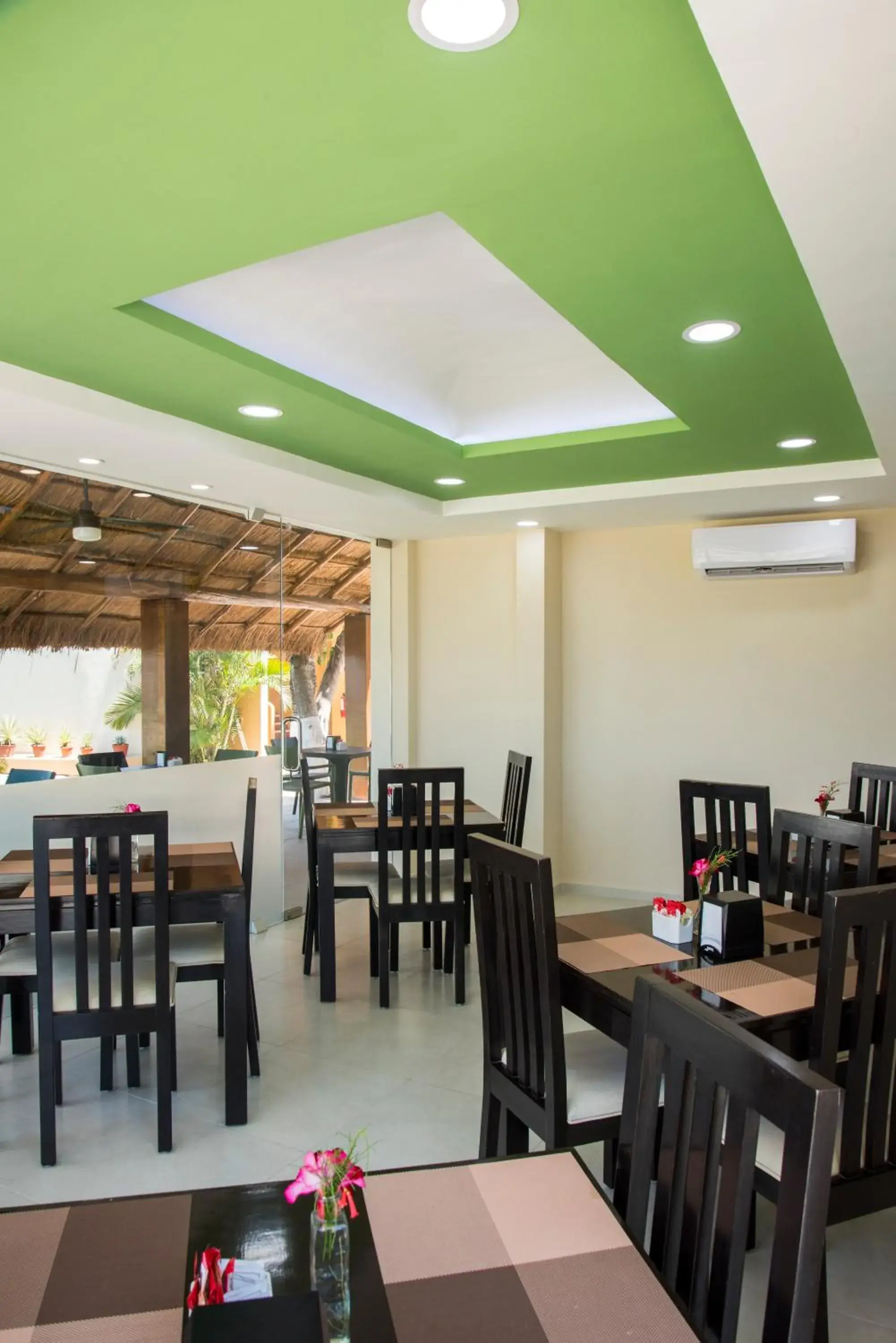 Restaurant/places to eat in Tecnohotel Mérida Norte Restaurant/places to eat in Tecnohotel Mérida Norte