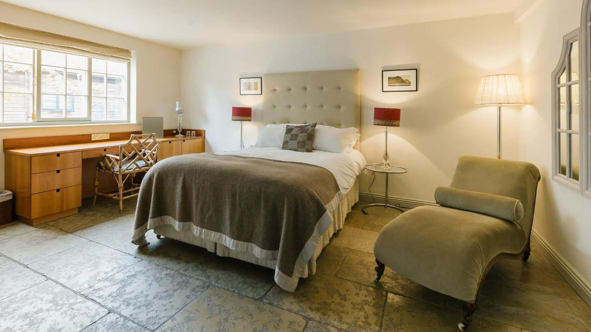 Bedroom, Bed in The White Swan Inn