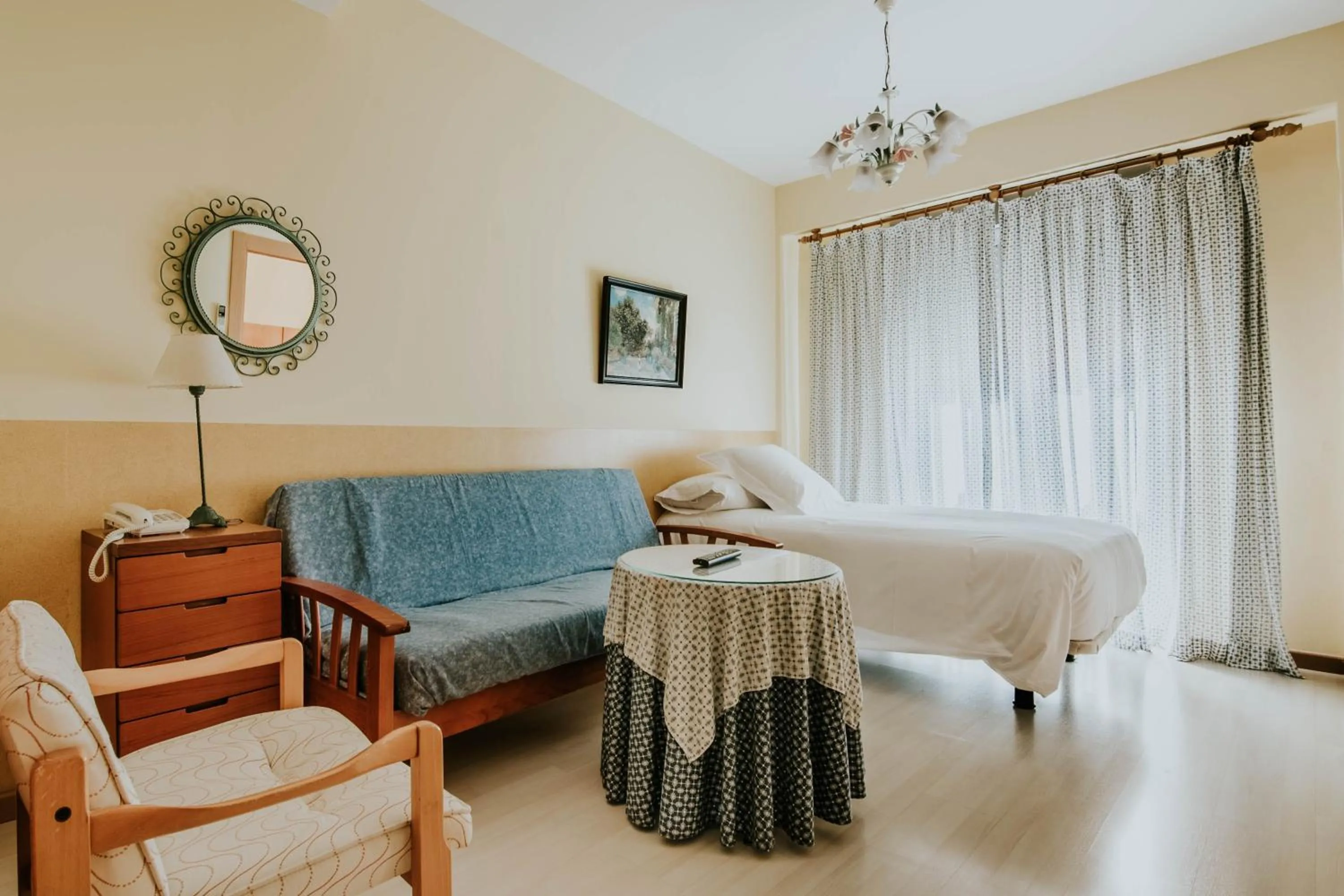 Living room, Bed in Hotel Isasa