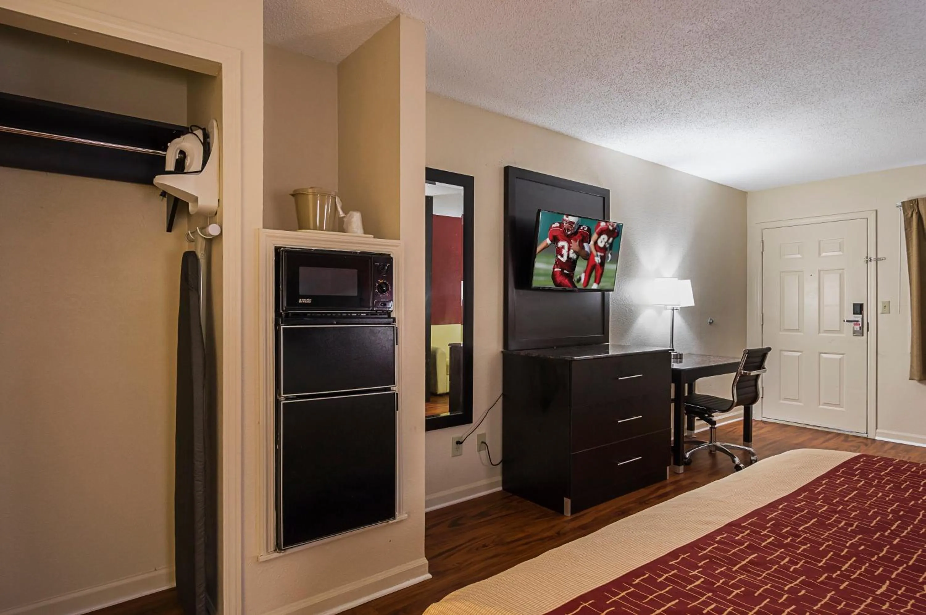 Photo of the whole room in Red Roof Inn & Suites Scottsboro