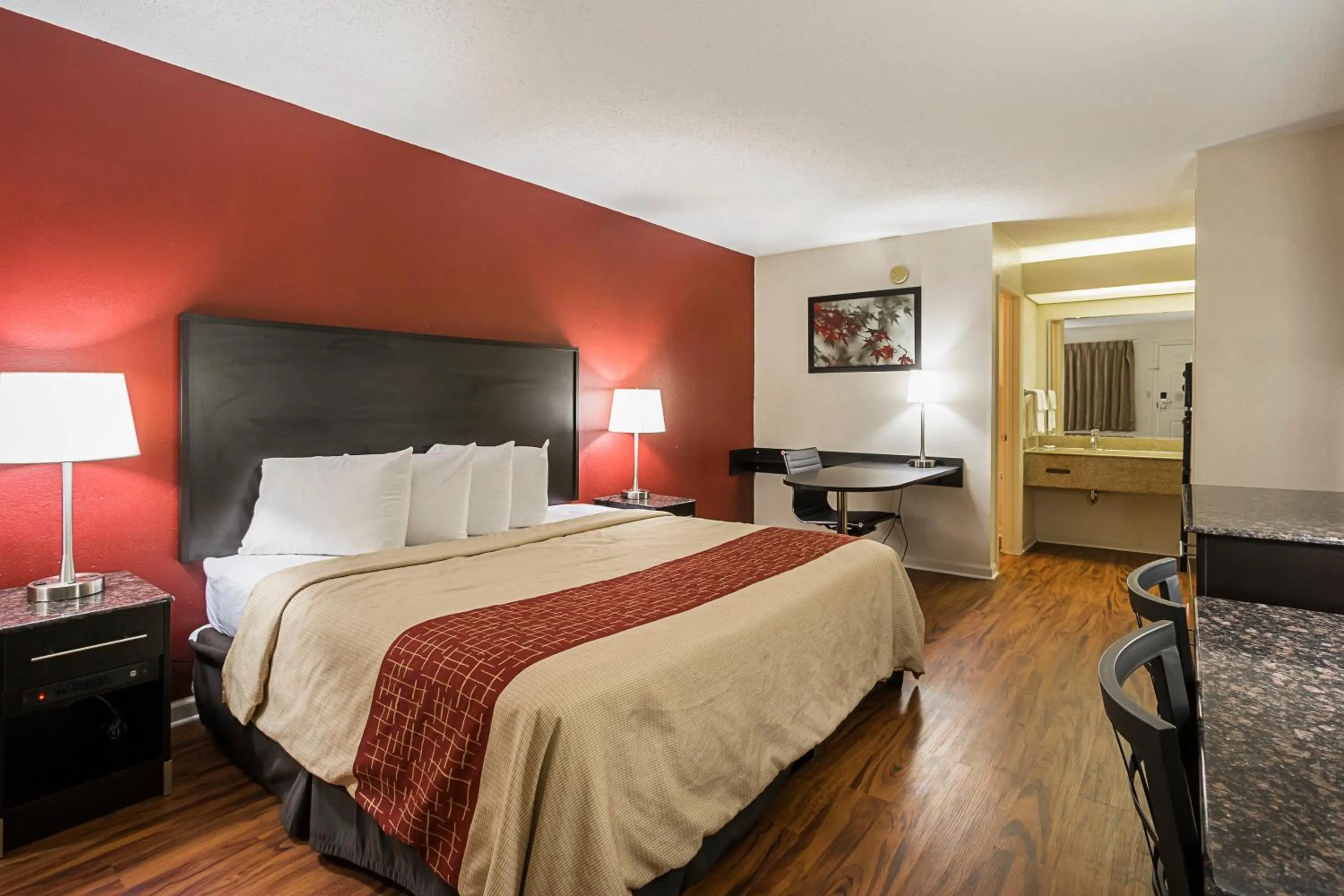 Photo of the whole room, Bed in Red Roof Inn & Suites Scottsboro