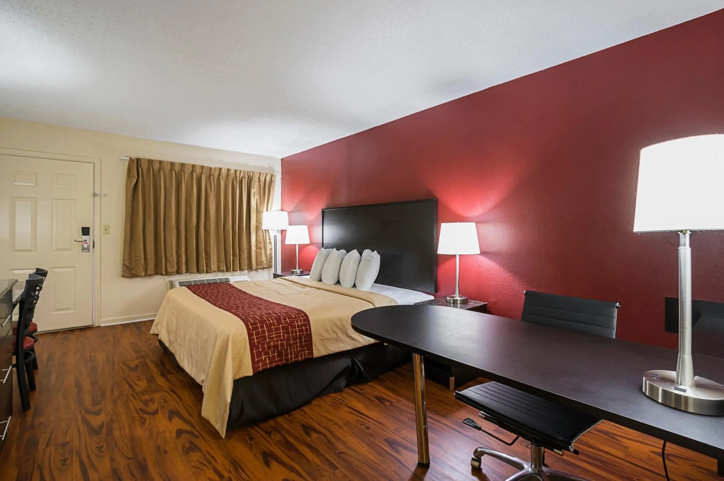 Photo of the whole room, Bed in Red Roof Inn & Suites Scottsboro